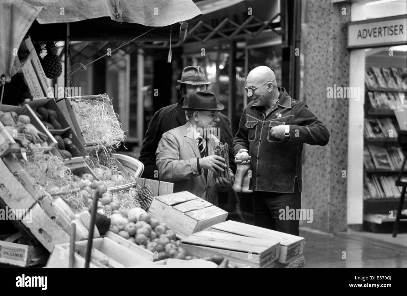 Actor: Telly Savalas (Kojack the Brooklyn cop on T.V.) is in London for a few days to film scenes in a Warner Brothers film called 'Inside Out'. February 1975 75-00927-002 Stock Photo