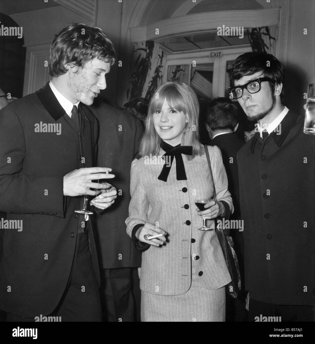 V. C. G. B. Luncheon: Paul Jones, Marie Anne and Manfred Mann. September 1964 S07988-008 Variety Club of Great Britain. Stock Photo