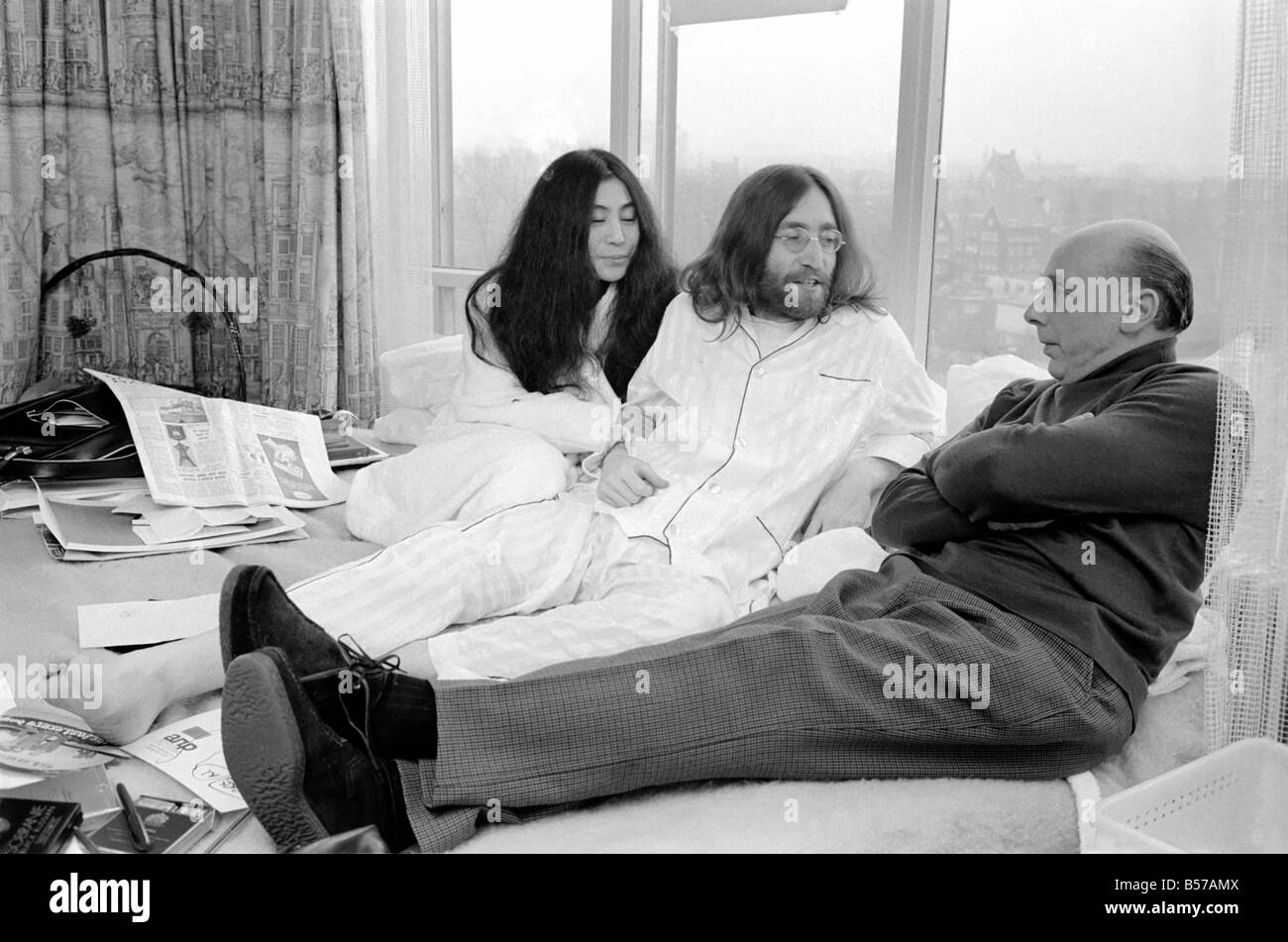 Pictured on their honeymoon bed newly weds. John Lennon and Yoko talking to Donald Zec about their seven day event at the Amster Stock Photo
