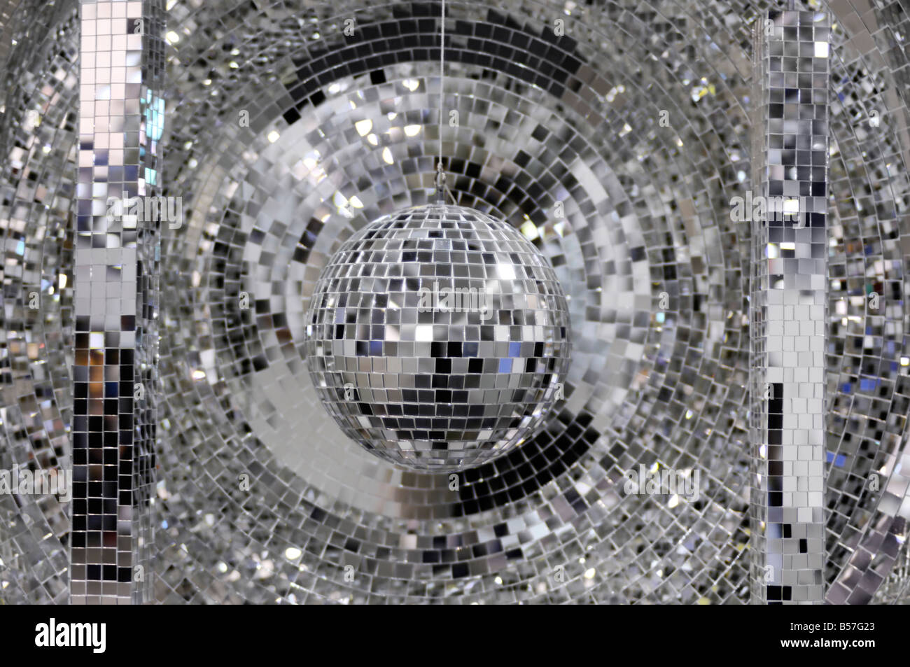 Ein Disco Ball Textur Hut isoliert auf weiß Stockfotografie - Alamy
