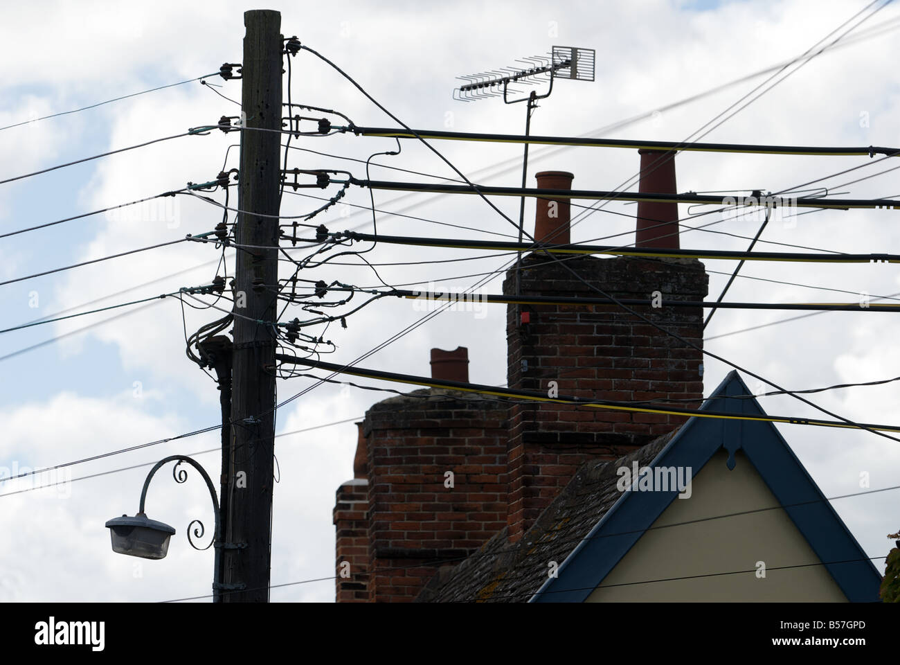 Overhead power lines uk street hires stock photography and images Alamy