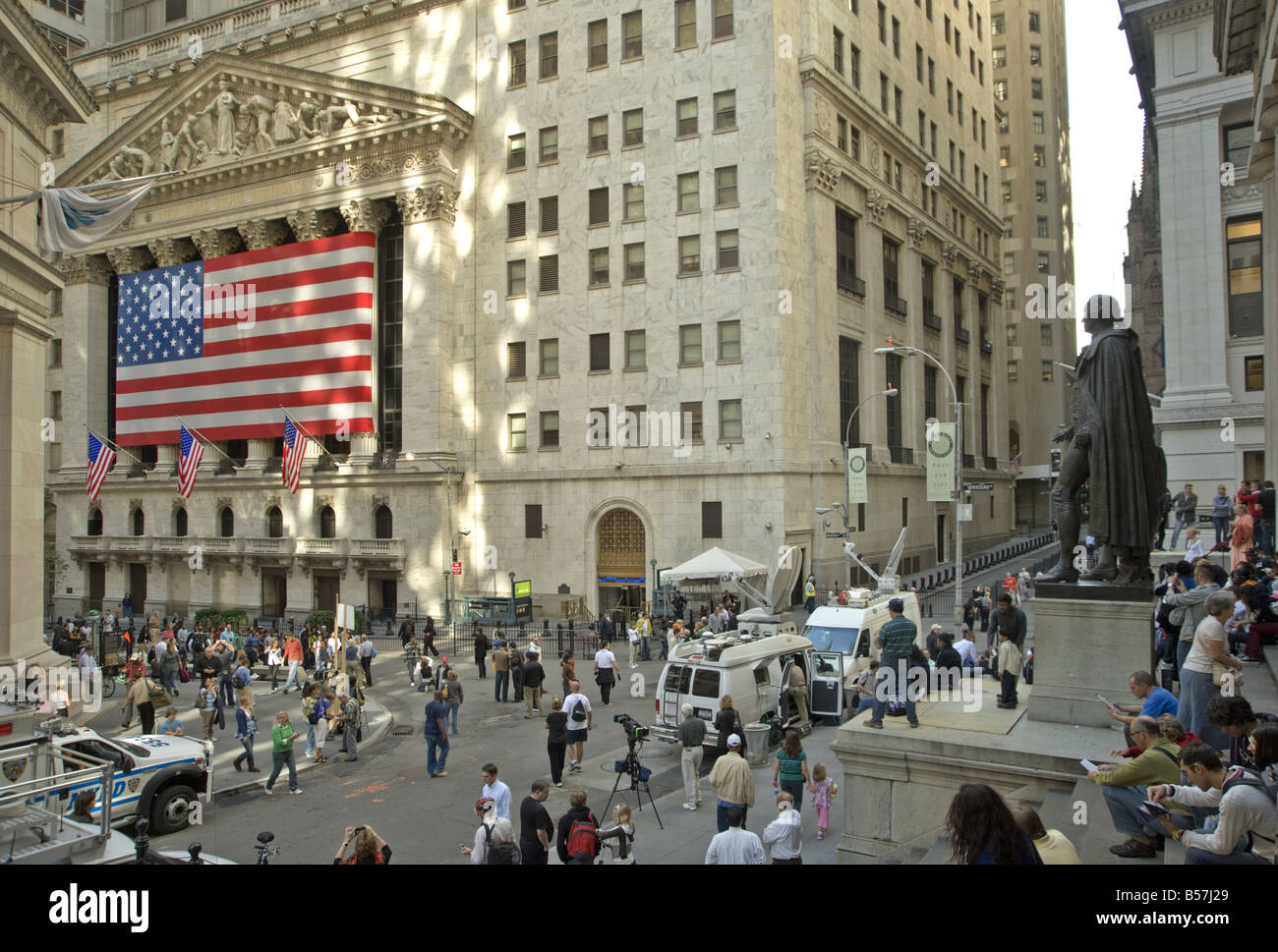 Wall Street, New York, crowded with sightseers & media during the credit crunch financial crisis in 2008 Stock Photo