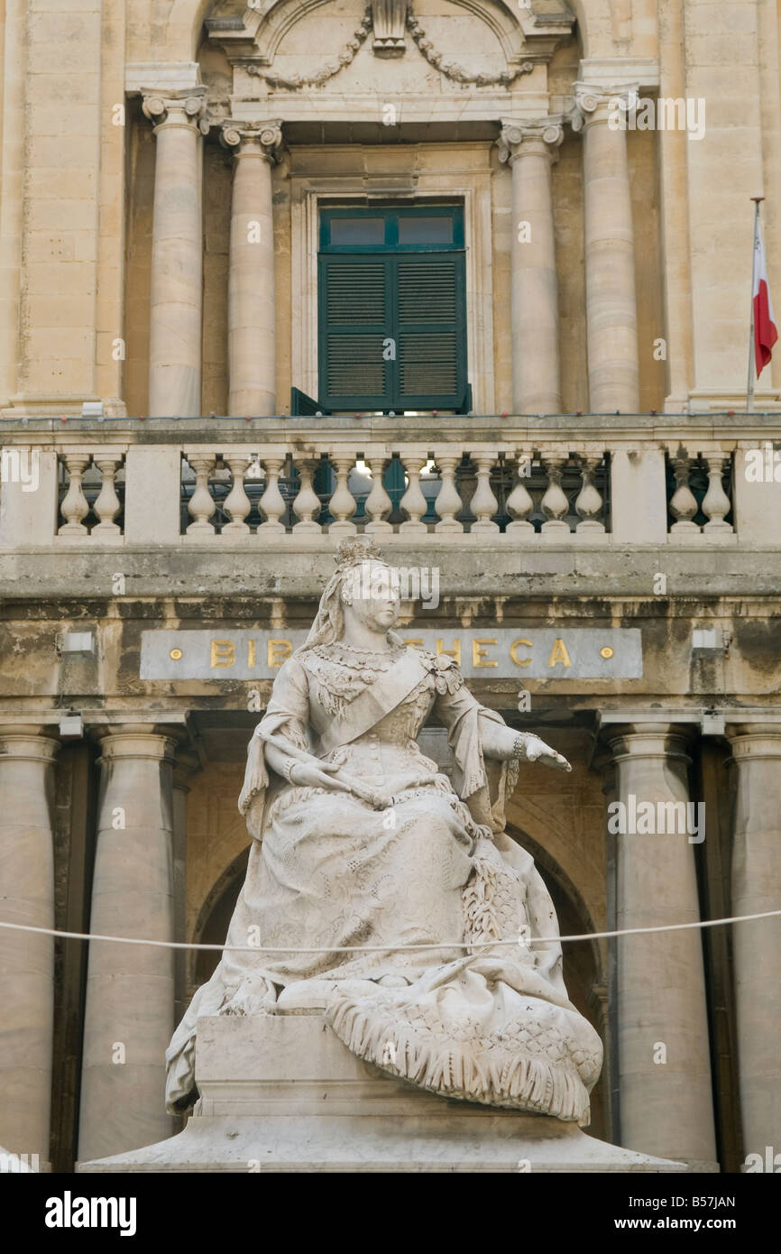 Malta Valletta Queen Victoria statue in republic square Stock Photo Alamy