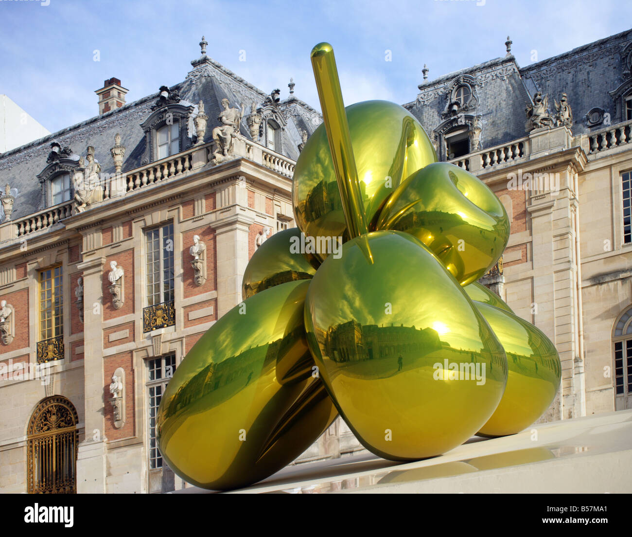 LOUIS VUITTON, Avenue Montaigne, Paris, France, “The Balloon Dog”, (By Jeff  Koons), photo by Junior Gayardo, pi…
