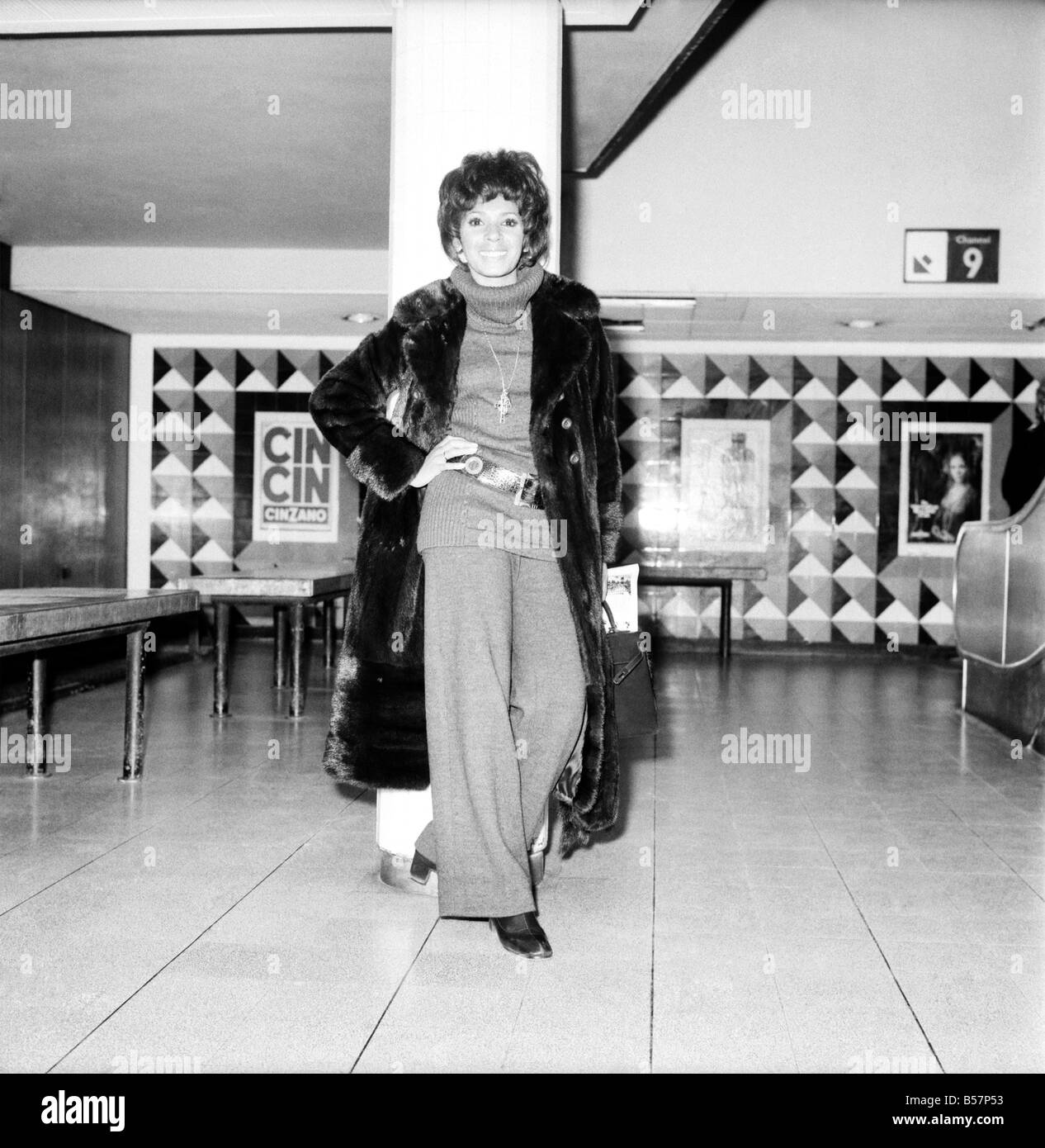 Shirley Bassey pictured at Heathrow Airport. March 1971 71-2132 Stock Photo