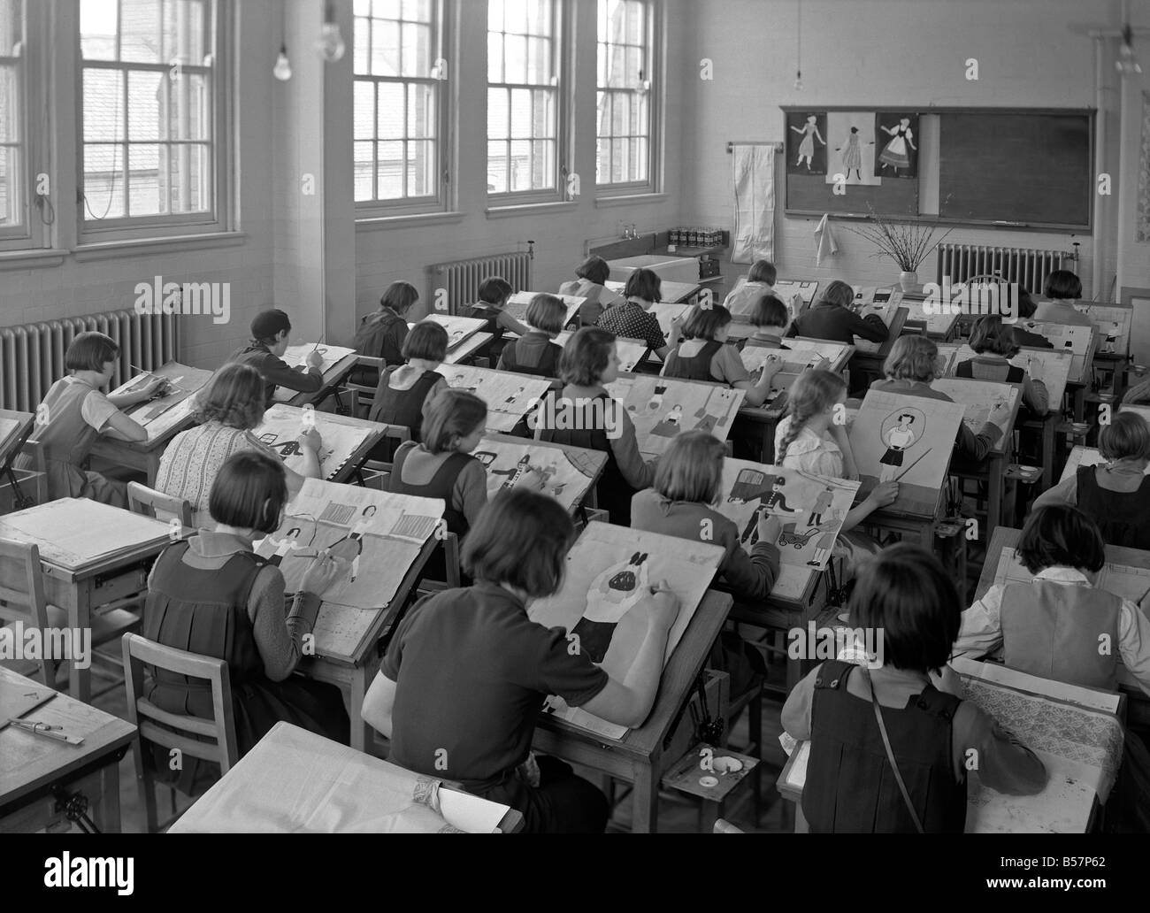 Art Class For Girls At A School In Leicester England C 1955 Stock Art Class For Girls At A School In Leicester England C 1955 Stock