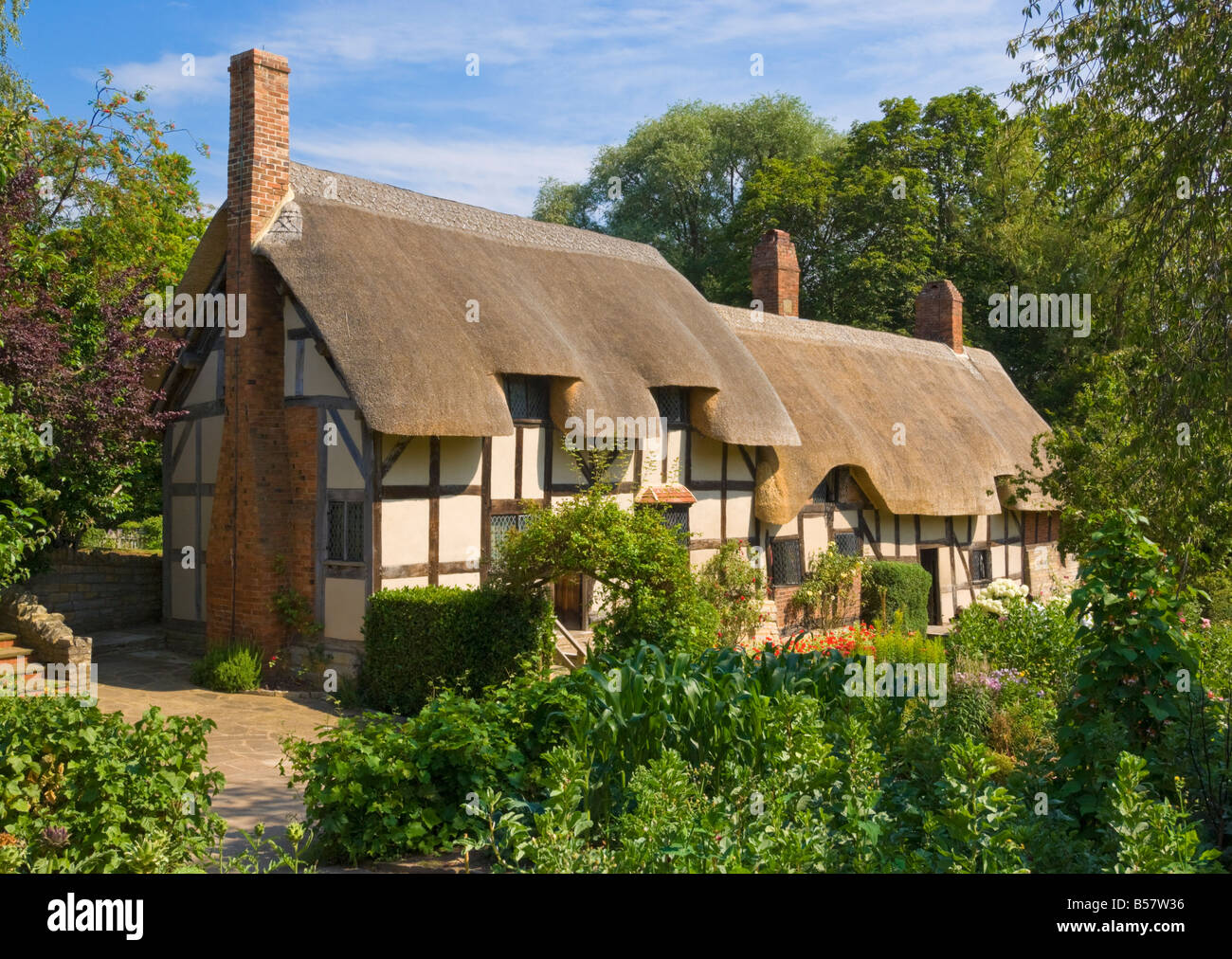 Cottage garden and Anne Hathaway's thatched cottage, Shottery, near Stratford-upon-Avon, Warwickshire, England, United Kingdom Stock Photo