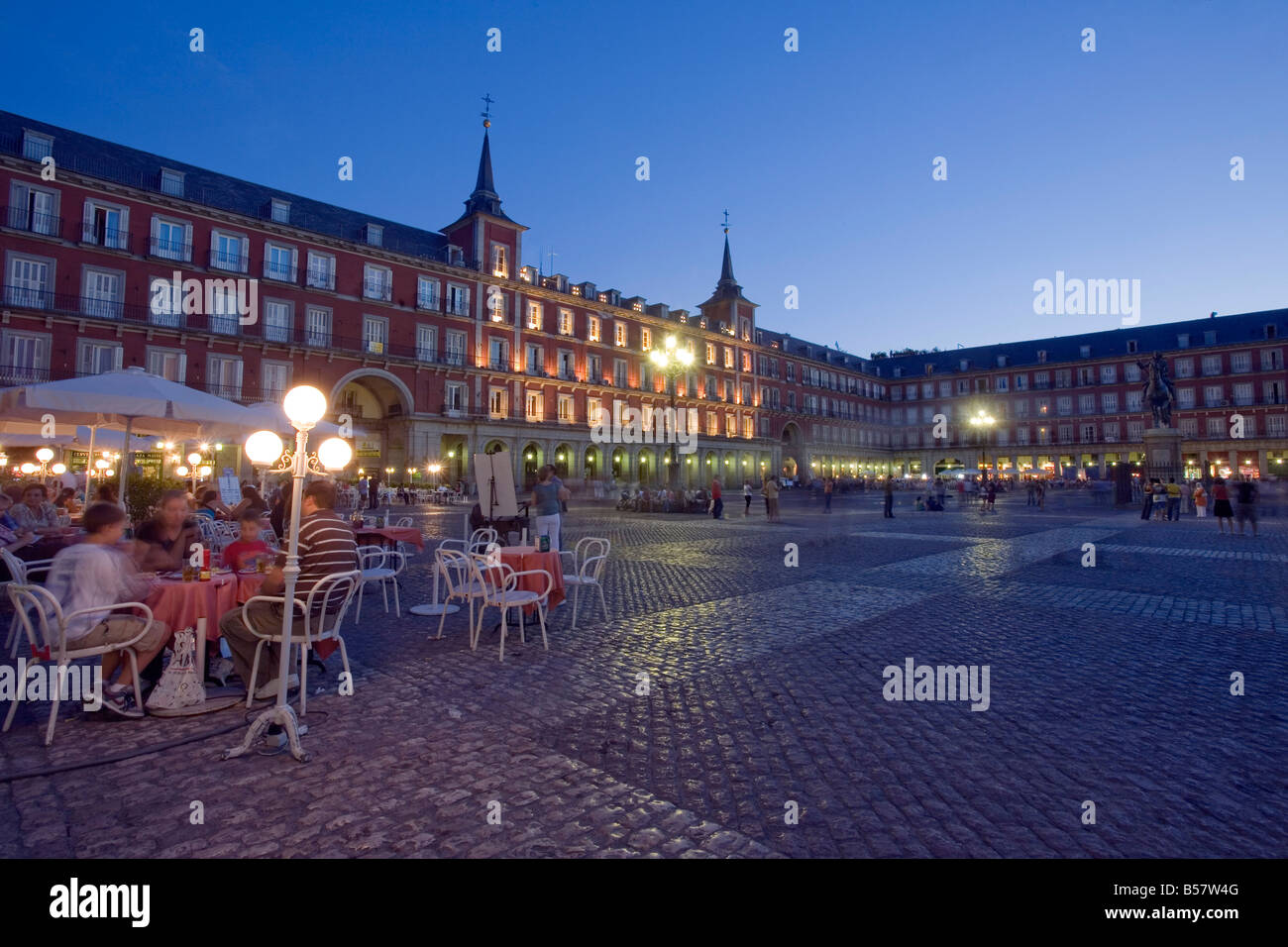 Madrid plaza mayor night cafe hi-res stock photography and images - Alamy