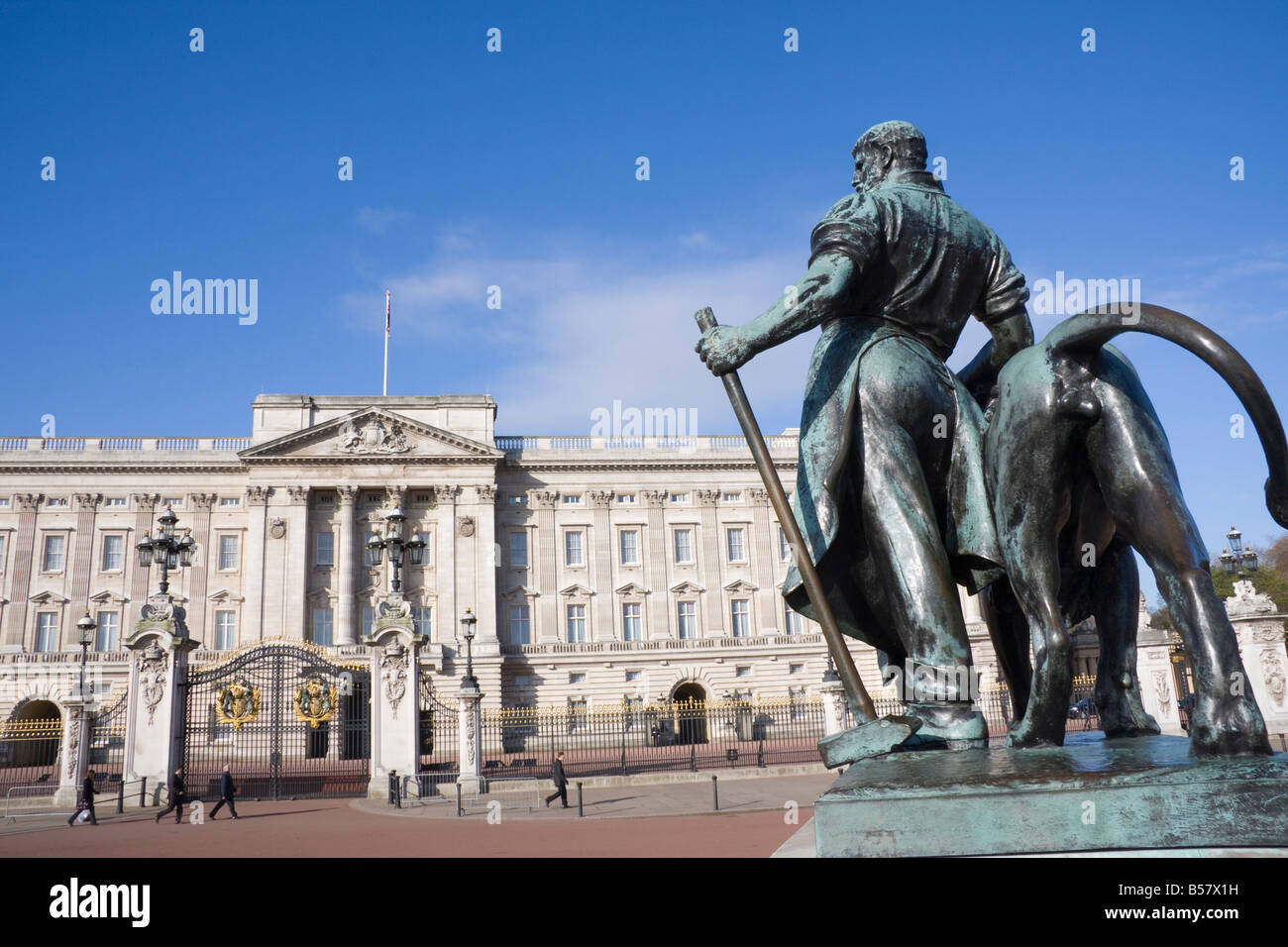 Buckingham palace bronze statue london hires stock photography and