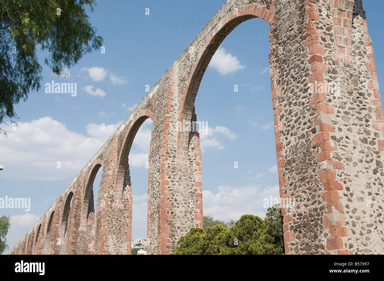 Aqueduct built in the 1720s and 1730s to bring water from nearby springs to Santiago de Queretaro, Queretaro, Queretaro State Stock Photo