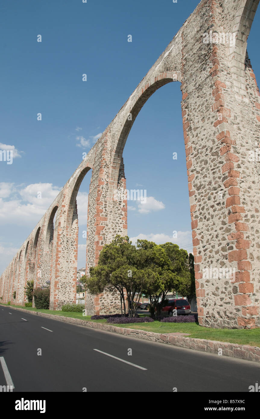 Aqueduct built in the 1720s and 1730s to bring water from nearby springs to Santiago de Queretaro, Queretaro, Queretaro State Stock Photo