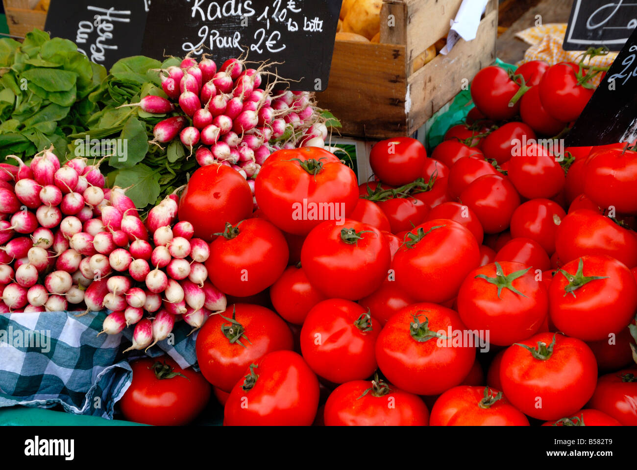 Radishes and tomatoes on a market stall, France, Europe Stock Photo