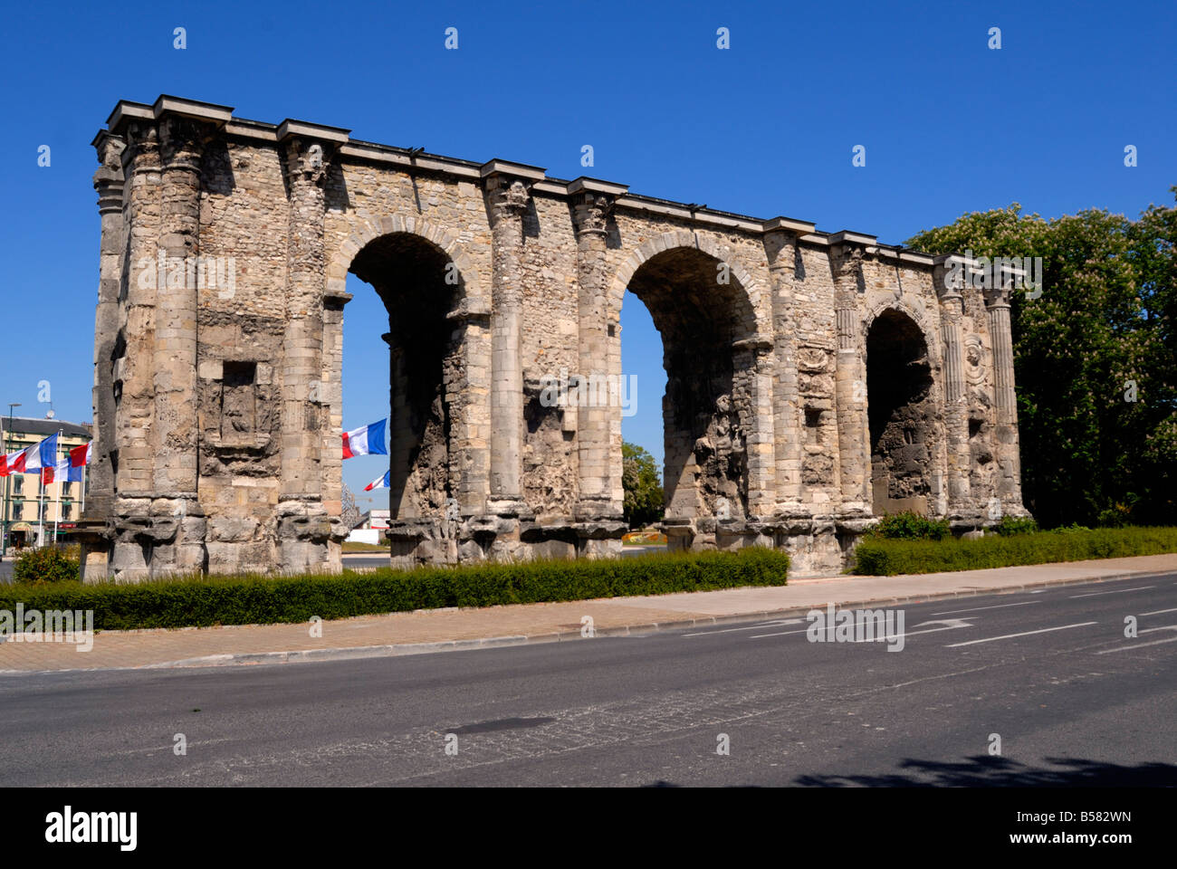 Porte de Mars Roman arch, Reims, Marne, Champagne-Ardenne, France, Europe  Stock Photo - Alamy