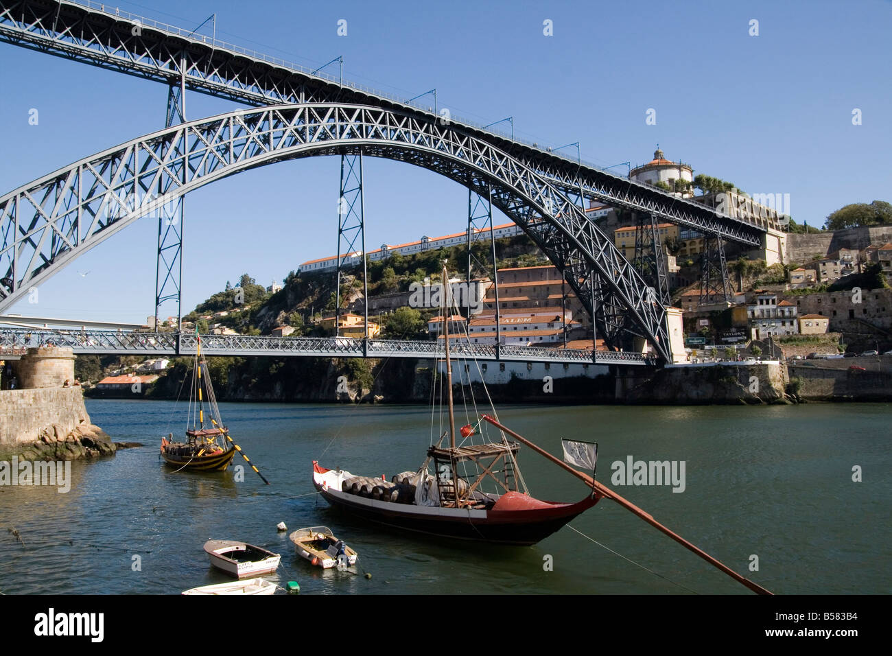 Dom Luis 1 bridge over the River Douro, Cais de Ribeira waterfront, with Vila Nova de Gaia opposite, Oporto, Portugal, Europe Stock Photo