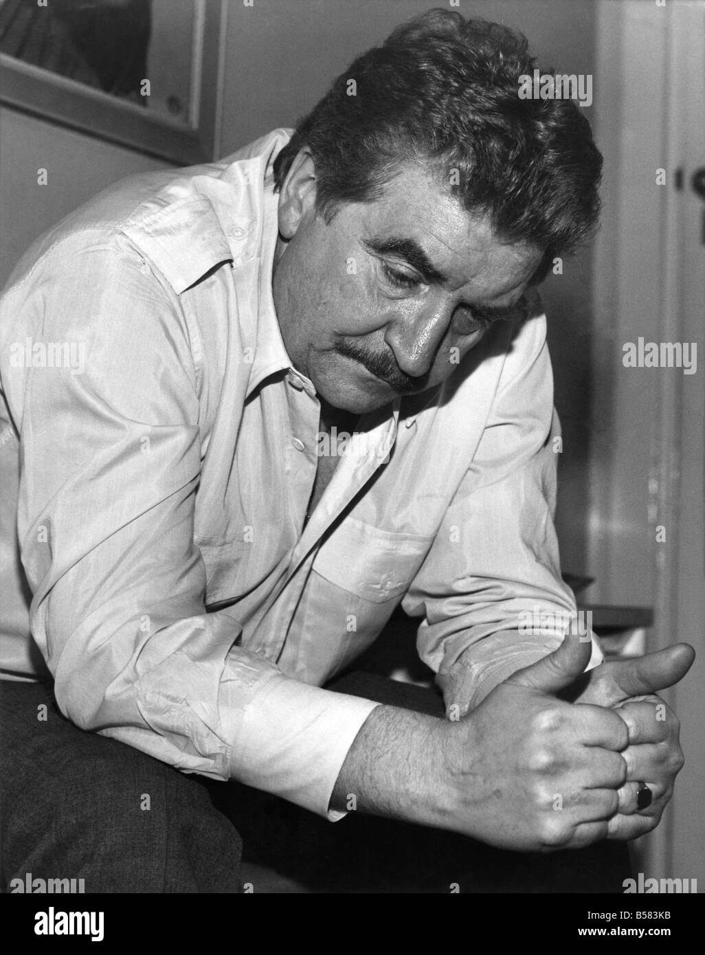 Peter Adamson in his dressing room at the Vaudeville Theatre, London. April 1984 P003880 Stock Photo