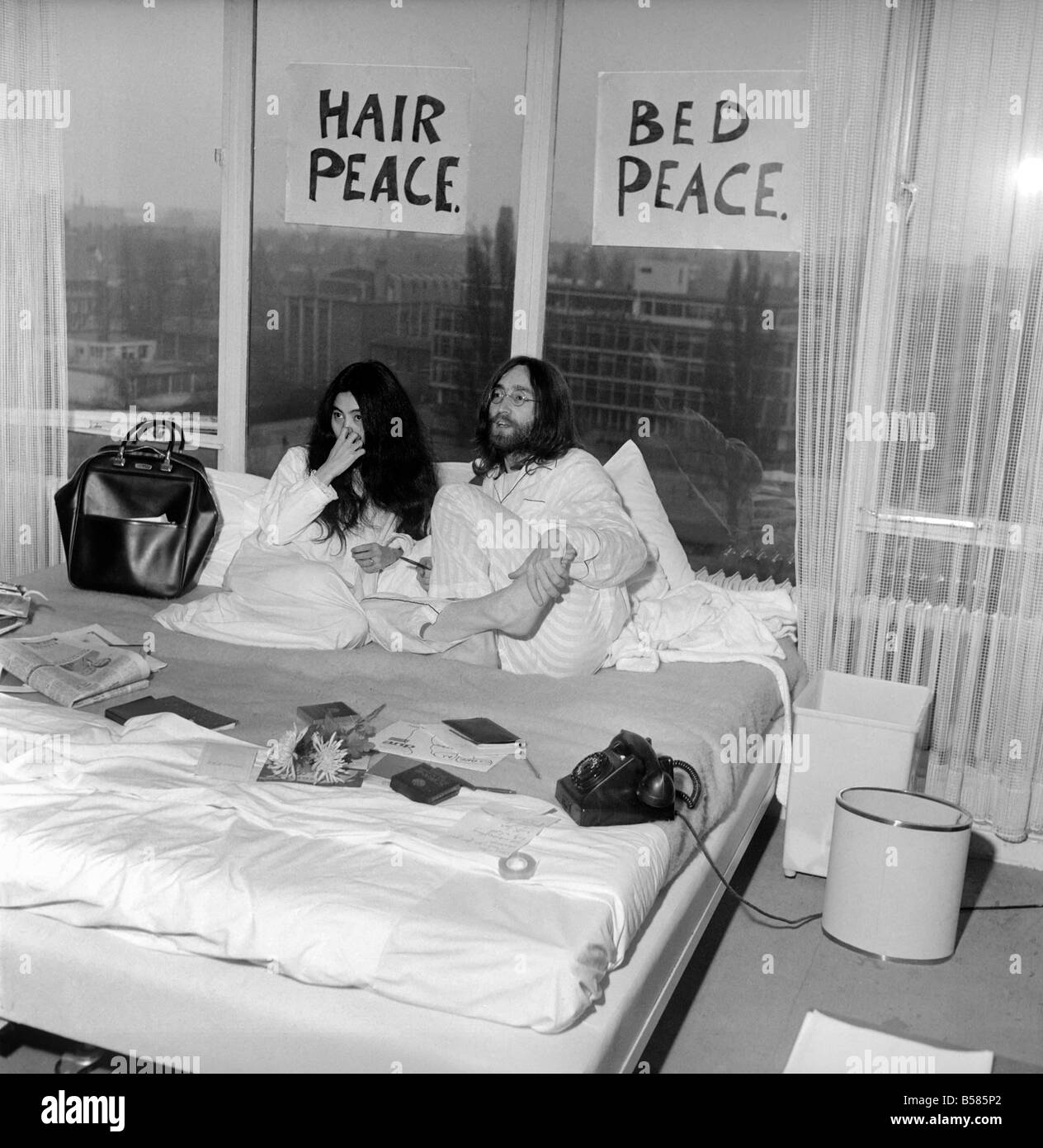 Pictured on their honeymoon bed newly weds. John Lennon and Yoko talking to Donald Zec about their seven day event at the Amster Stock Photo