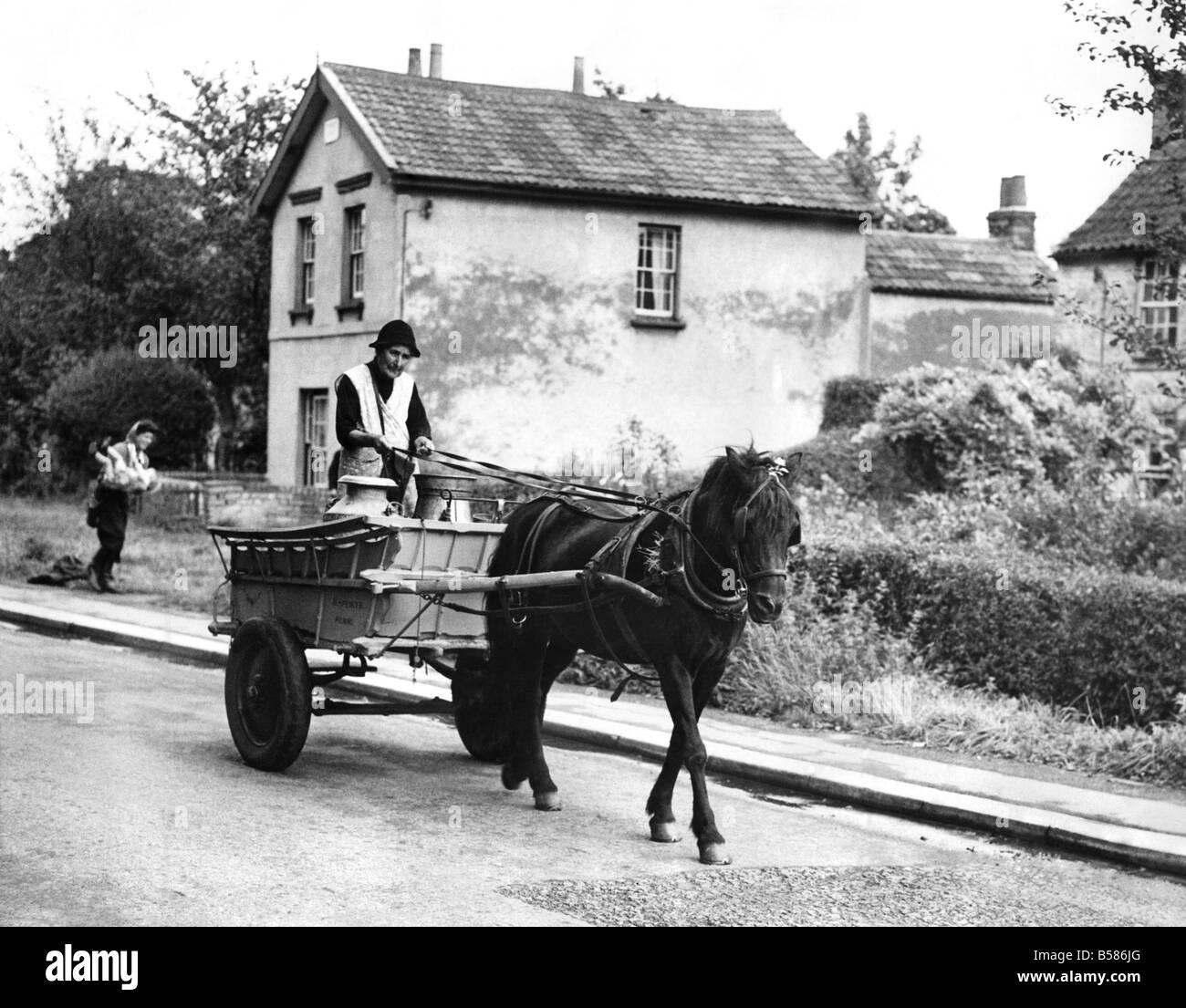 Cart 1940s hi-res stock photography and images - Alamy