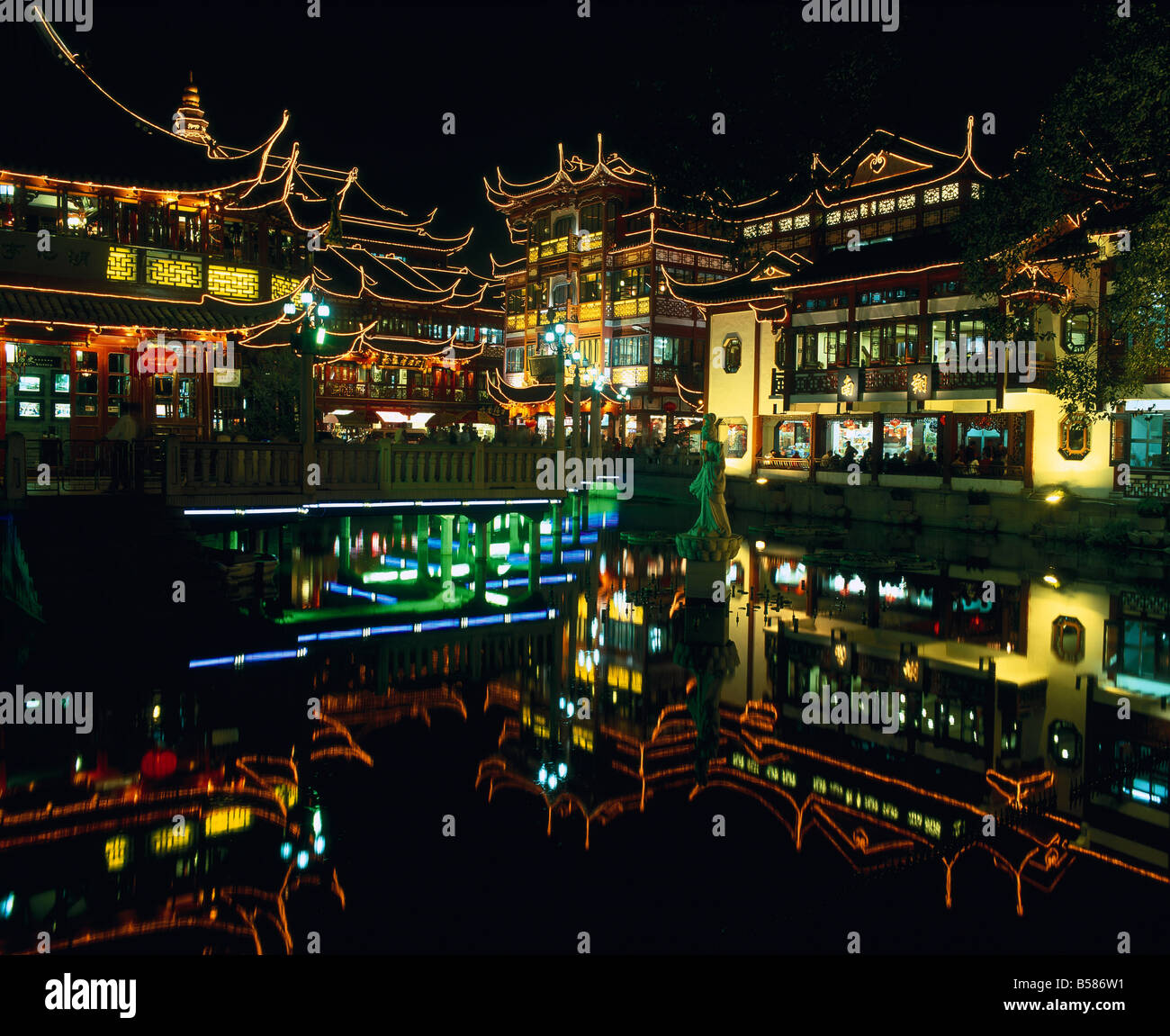 Yu Yuan tea house and shops at night, Yu Yuan Shangcheng, Yu Gardens Bazaar, Shanghai, China, Asia Stock Photo