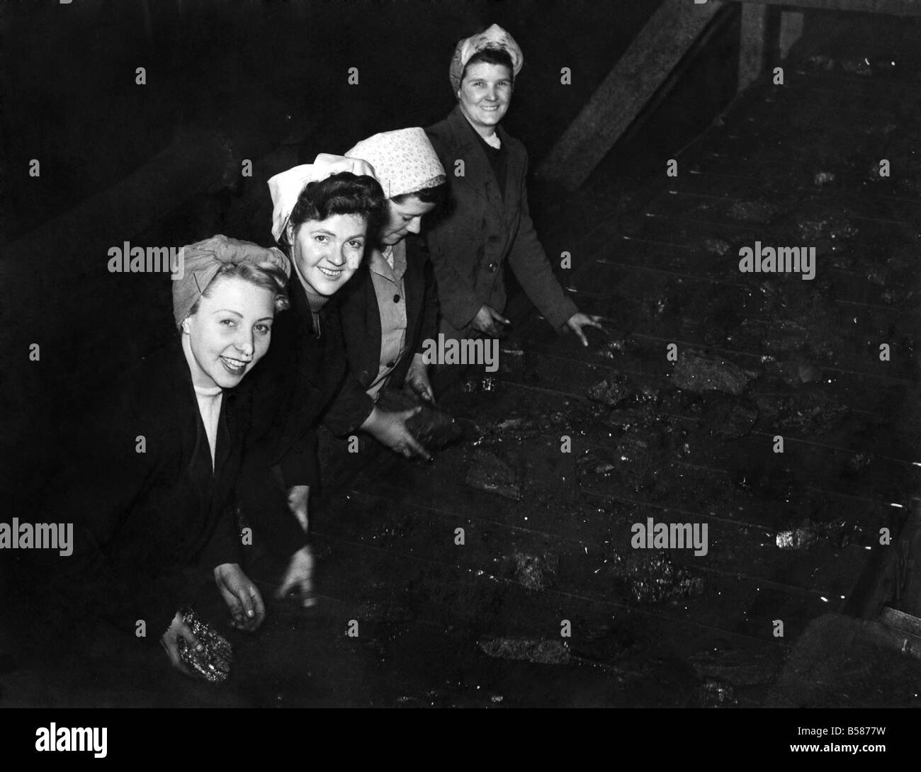 Astley Green Colliery. Women sreeners at Astley Green Pit cleaning the coal of 'dirt' as it passes them on a conveyor belt at the pit head. April 1951 P005127 Stock Photo