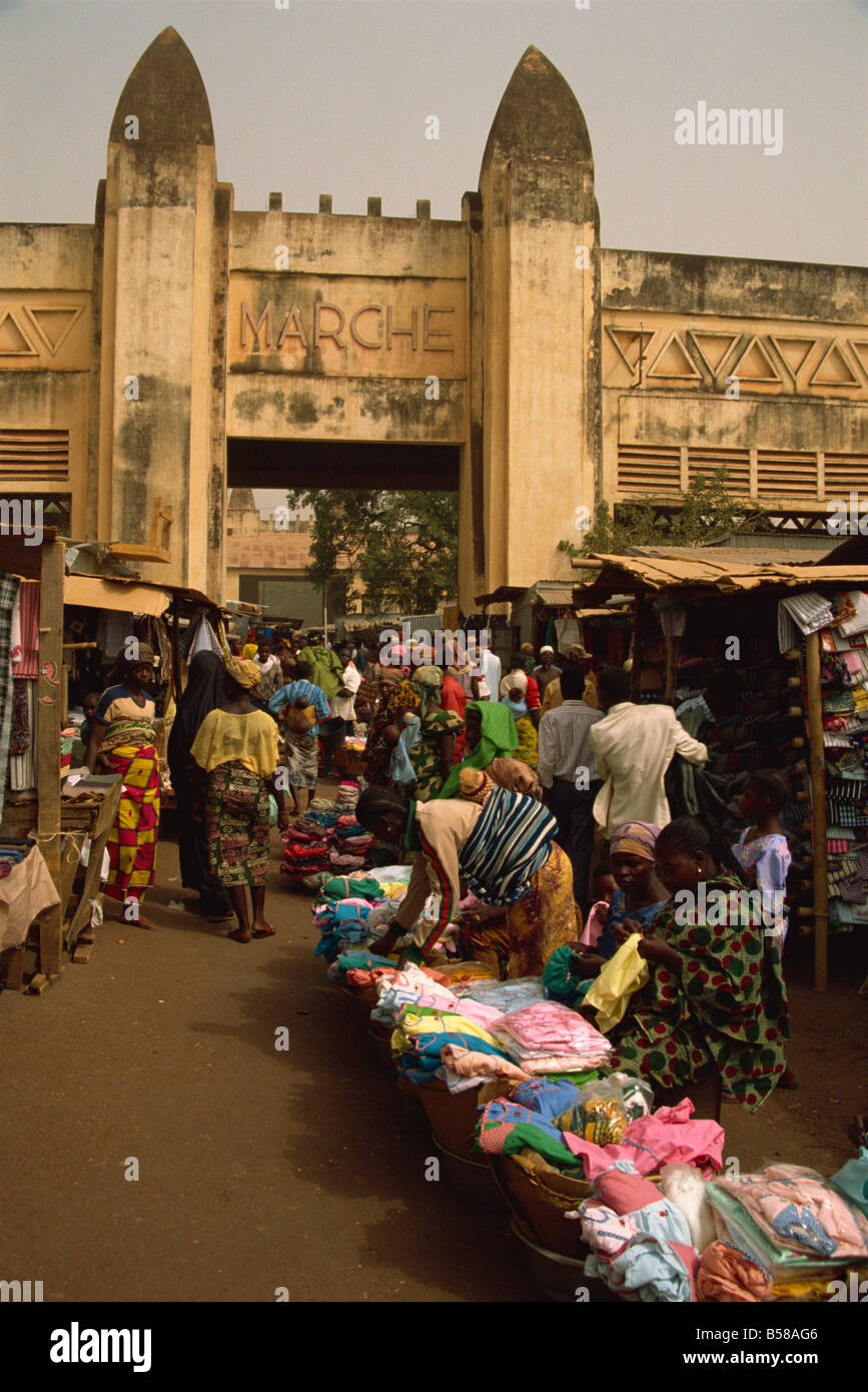 BURKINA FASO, Bobo Dioulasso, Grande MARCHE, market, selling of