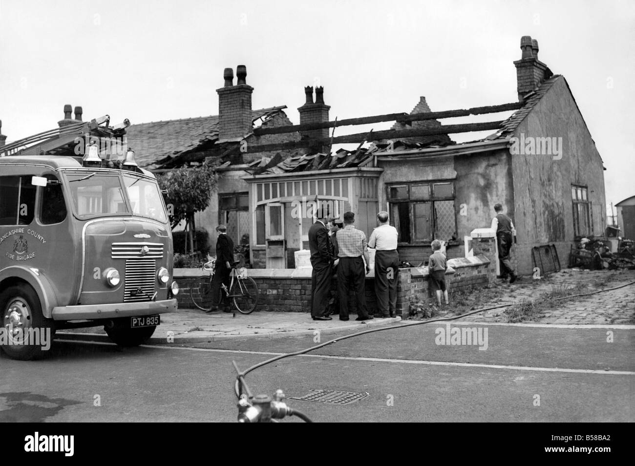 The burnt out bungalow in Hillscrest Ave., Heywood, the home of fireman Jack Skeats, 48, of the Bury Fire brigade. July 1960 Stock Photo