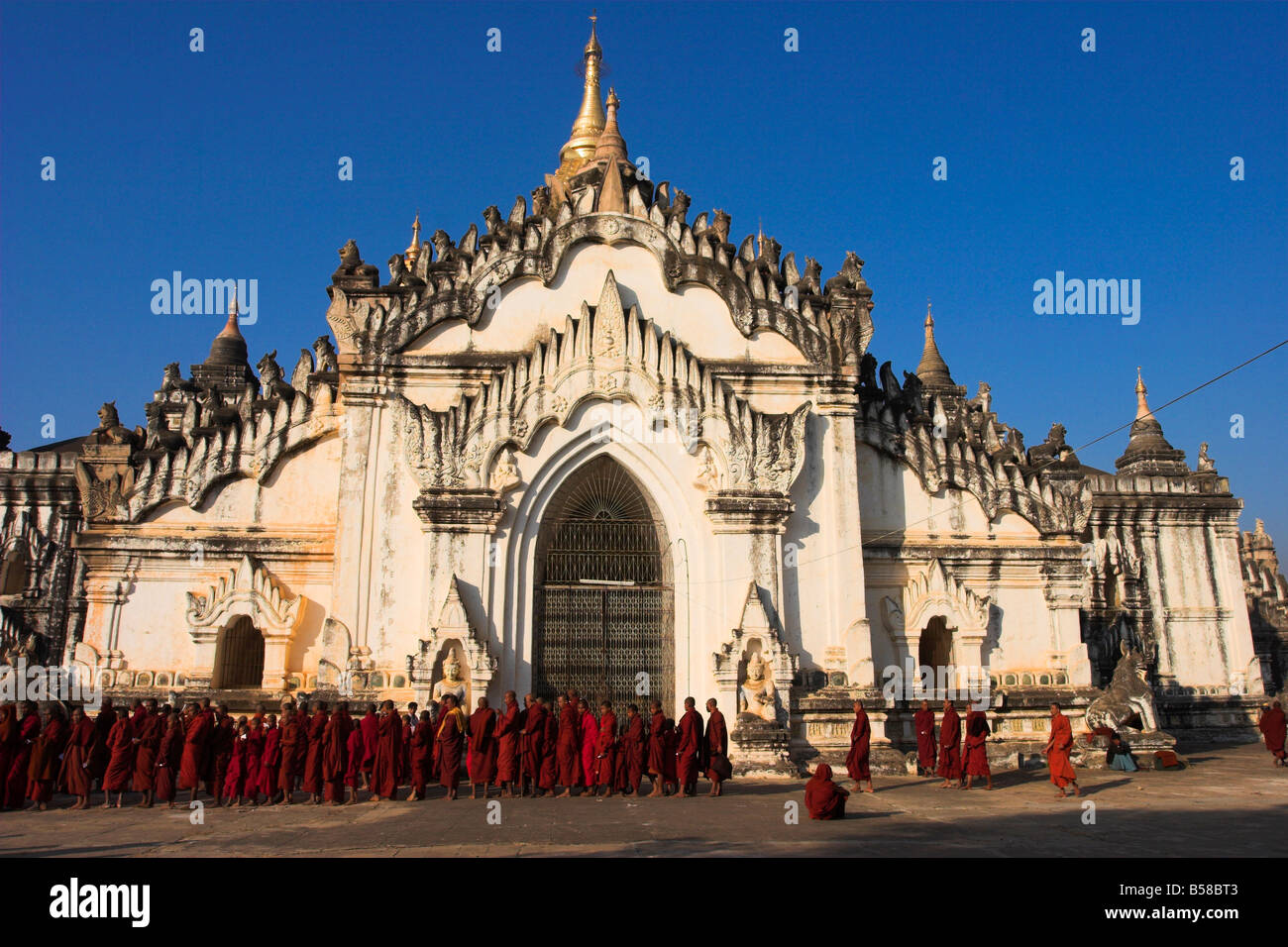Monks waitng in a long line to collect alms, Ananda festival,  Ananda Pahto (Temple), Old Bagan, Bagan (Pagan), Myanmar (Burma) Stock Photo