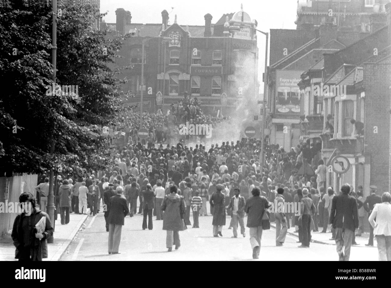 Lewisham Riot 1977 : General view of rioting in Lewisham Hight Street following a Mar. by the National Front. The Mar. was confr Stock Photo
