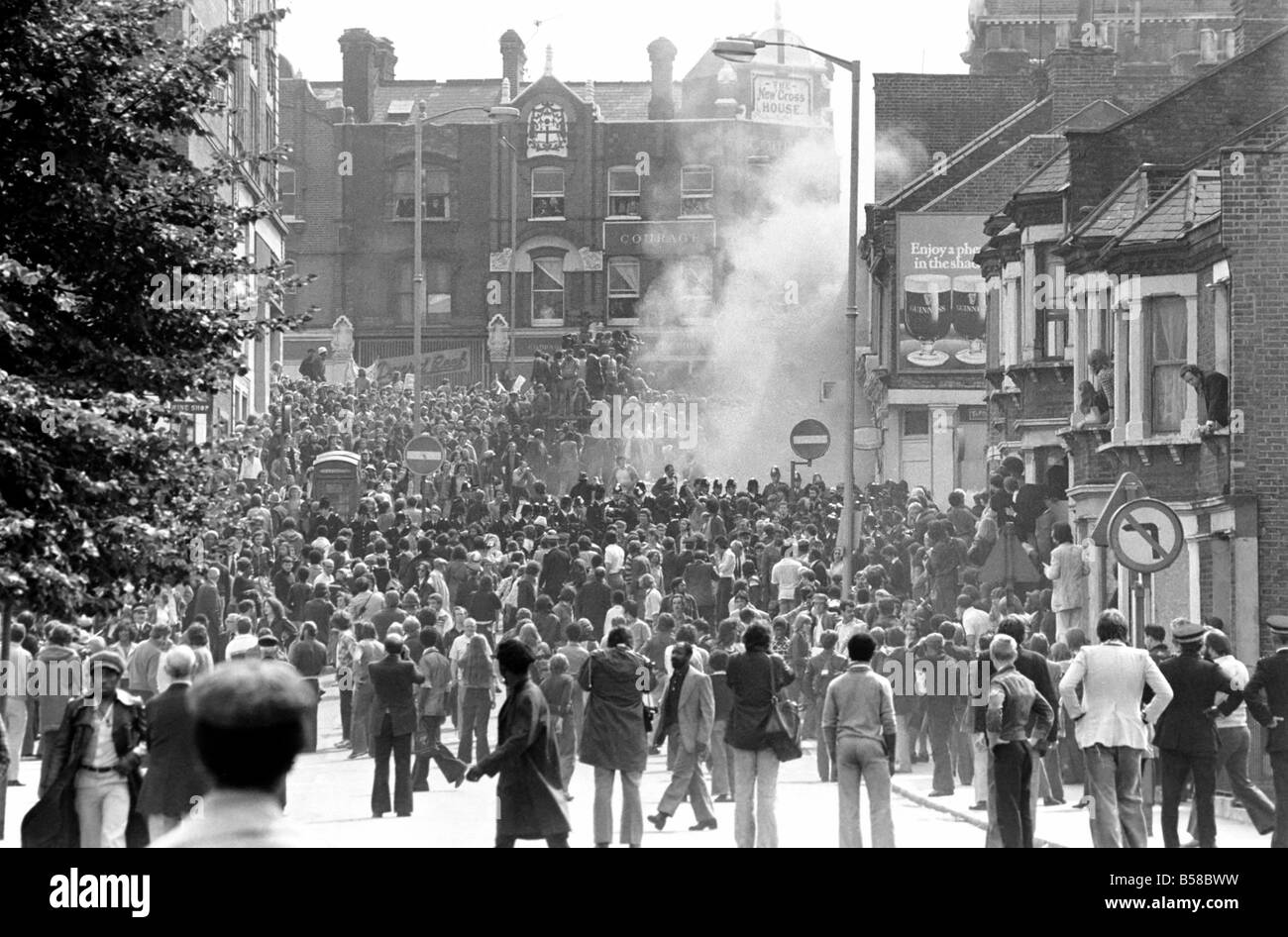 Lewisham Riot 1977 : General view of rioting in Lewisham Hight Street following a Mar. by the National Front. The Mar. was confr Stock Photo