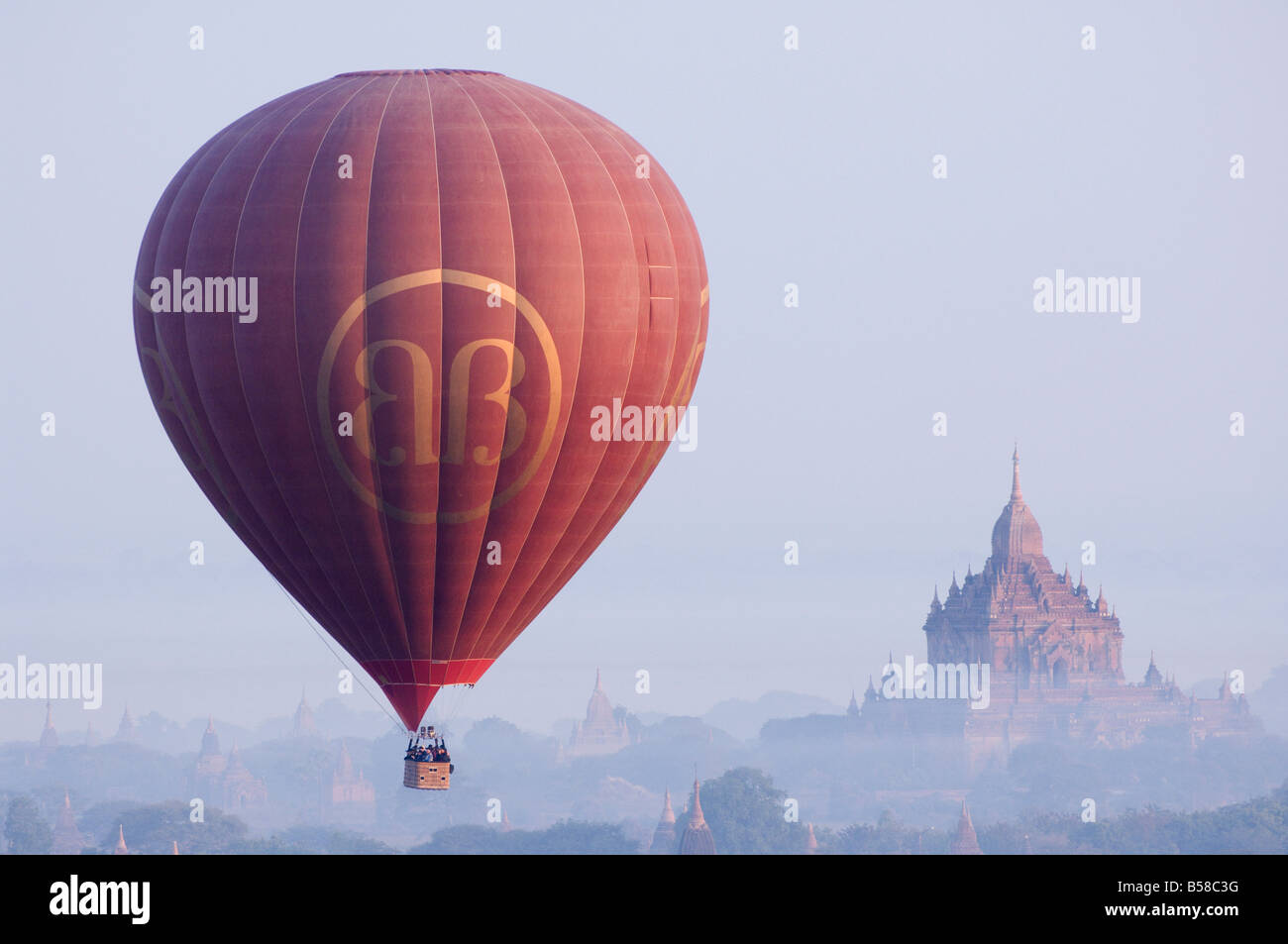 Balloon and Su-la-ma-ni Pahto, Bagan (Pagan), Myanmar (Burma) Stock Photo