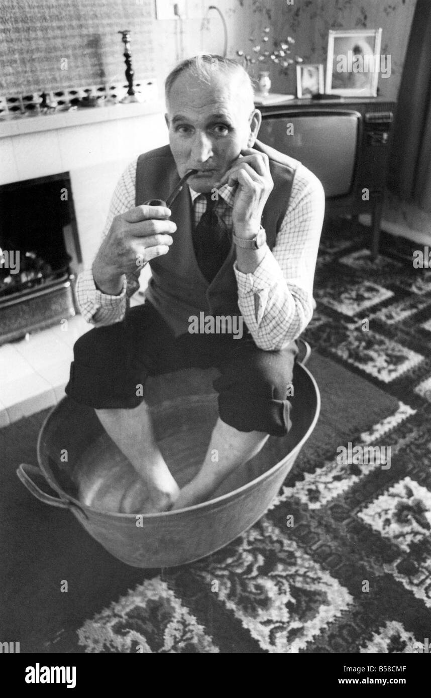 Old tin bath hires stock photography and images Alamy