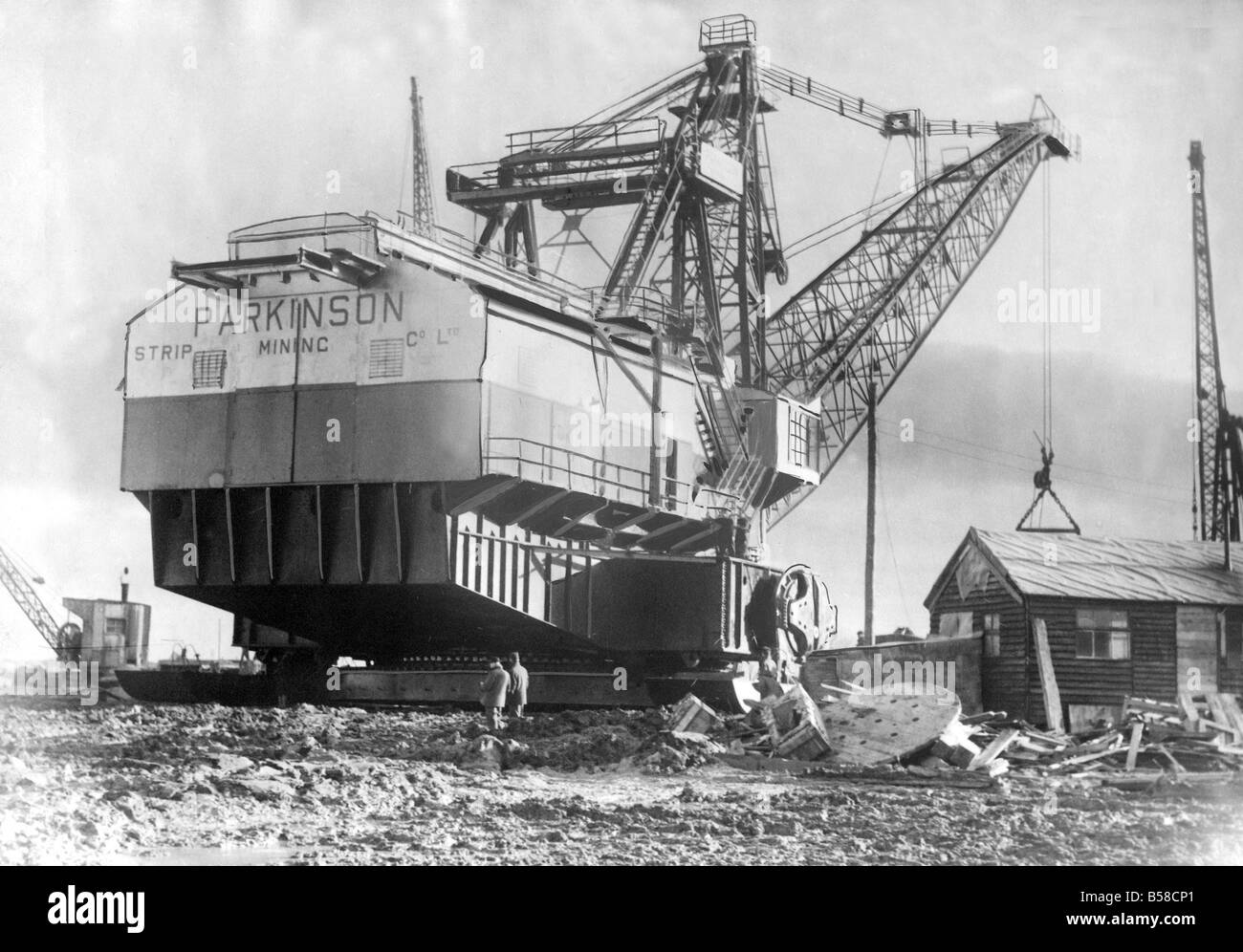 The great excavator was walking on to the site when the 1 100 ton dragline machine began operations on the Ewart Hill opencast coal workings at Bedlington Stock Photo