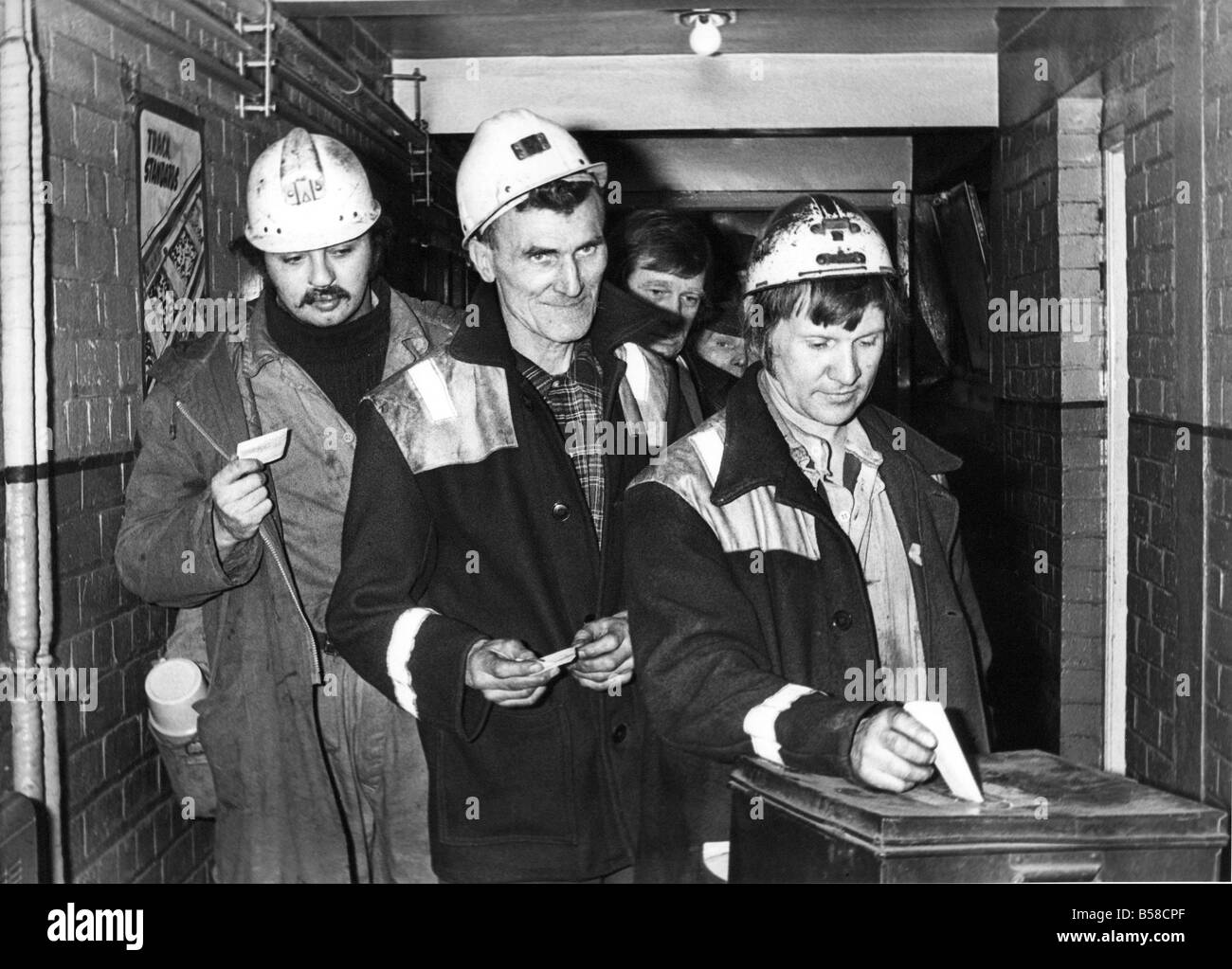 Miners at Boldon Colliery place their ballot papers in the ballot box as they vote on the retirement issue Stock Photo