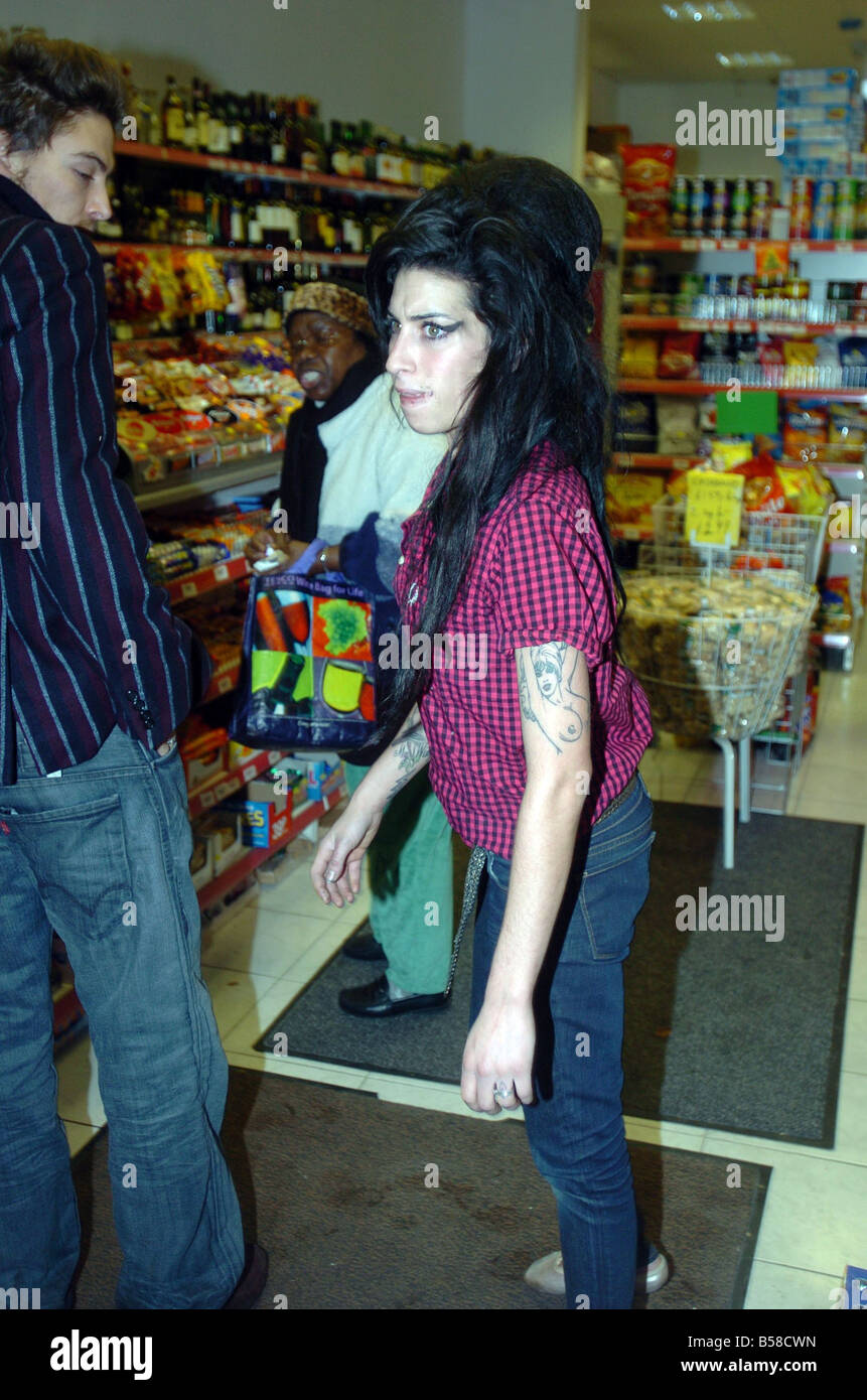Amy Winehouse pictured in her local shop before making her way to visit incarcerated husband Blake Civil Fielder Stock Photo