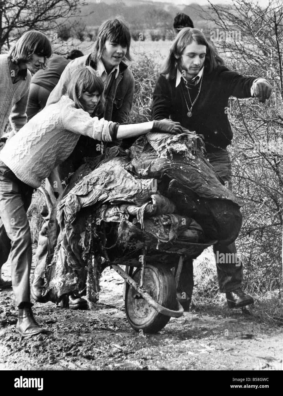 John Martin Billy Stephenson and Bill Lane carting away dumped rubbish from a bridle path at Beamish Hall Stock Photo