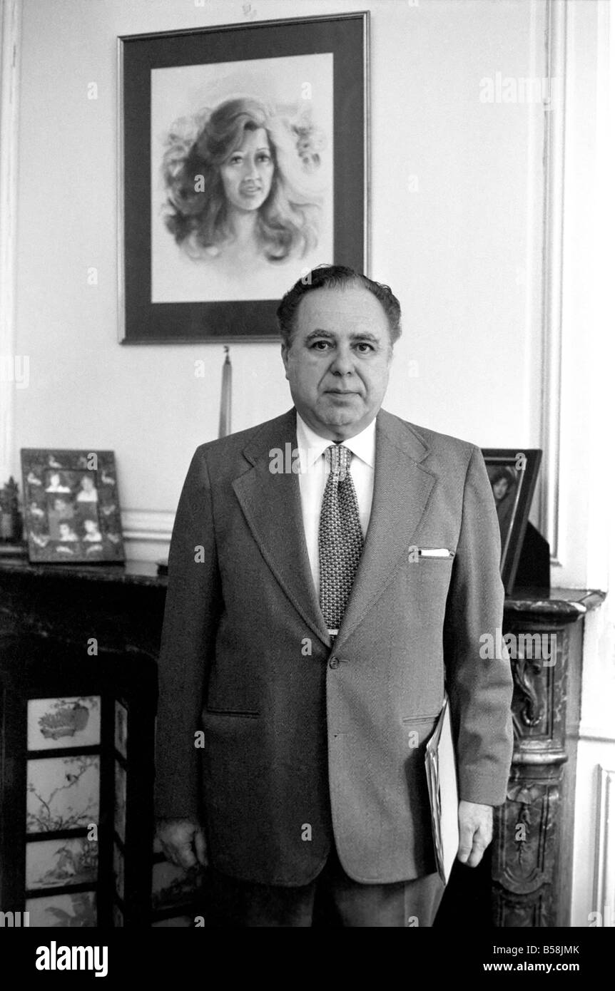 Bond Film Feature: Harry Saltzman, co-producer of the Bond films, in his London Office. September 1975 75-04936-001 Stock Photo
