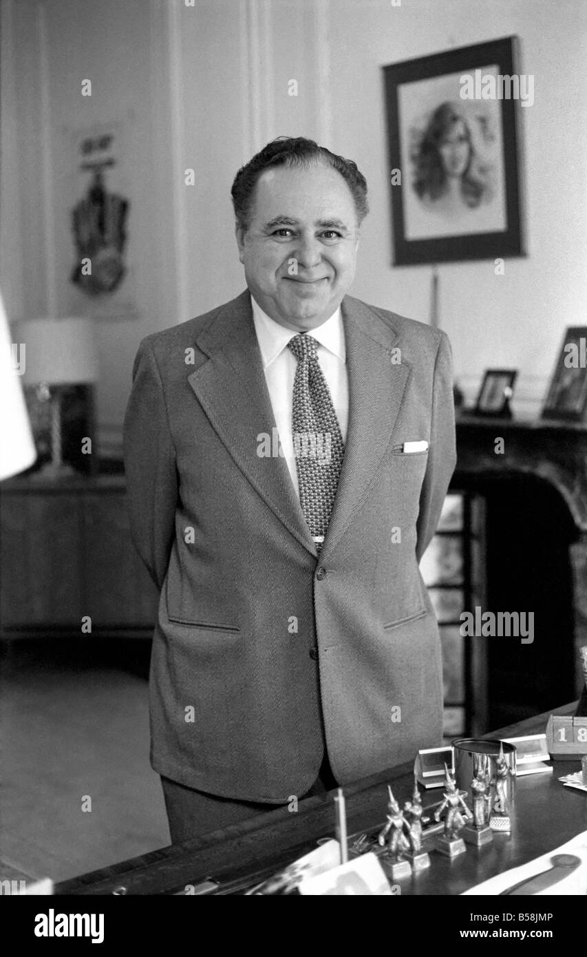 Bond Film Feature: Harry Saltzman, co-producer of the Bond films, in his London Office. September 1975 75-04936-002 Stock Photo