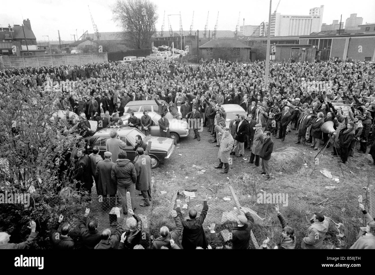 Dockers Strike About 8,000 dockers voted to continue their strike this