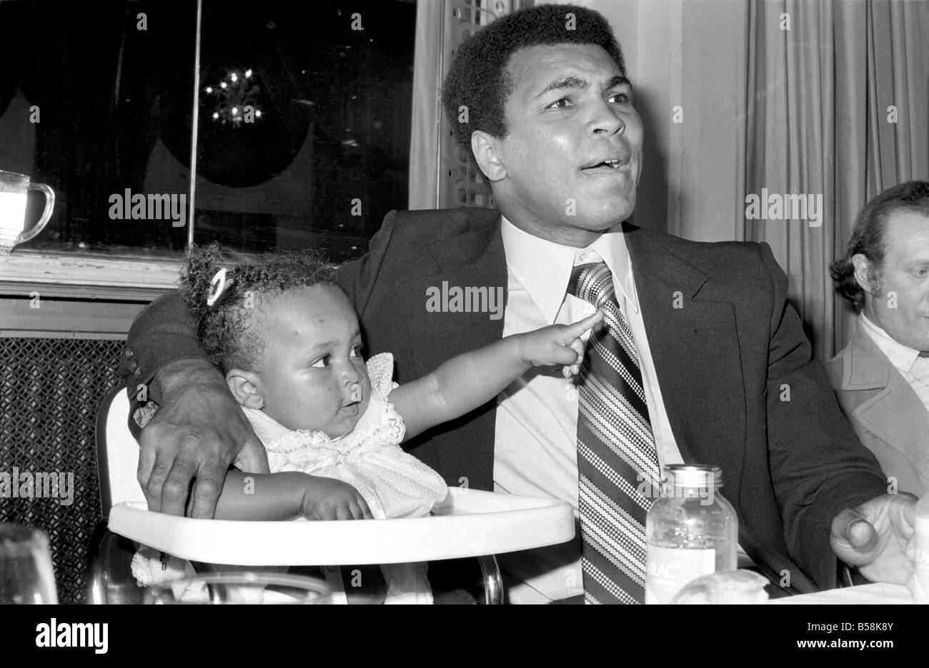 Cassius Clay. Muhammad Ali and daughter Hannah. Ali has baby sitter problems. World Champion Muhammad Ali was due to attend a press conference luncheon at the Cafe Royal to publicise his film. But there was a double snag for the •Champê to solve-first his baby sitter reported sick, then his wife announced that she wanted to go shopping Stock Photo