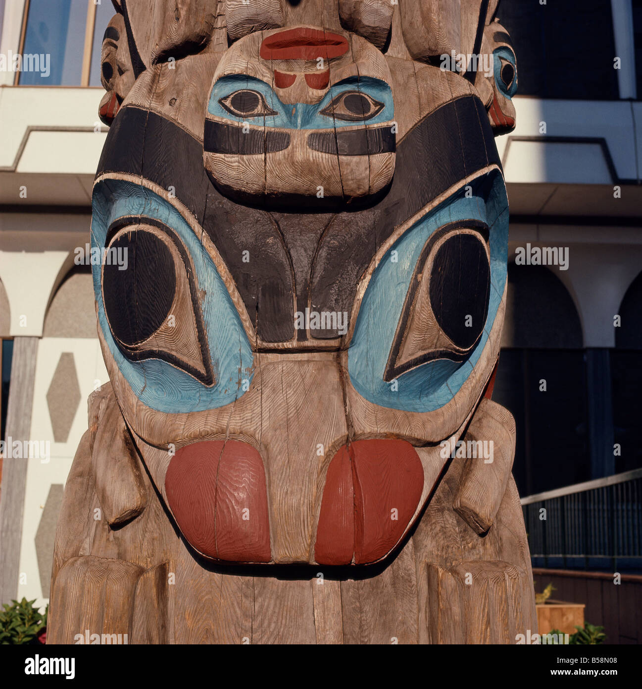 Carving a totem pole hi-res stock photography and images - Alamy
