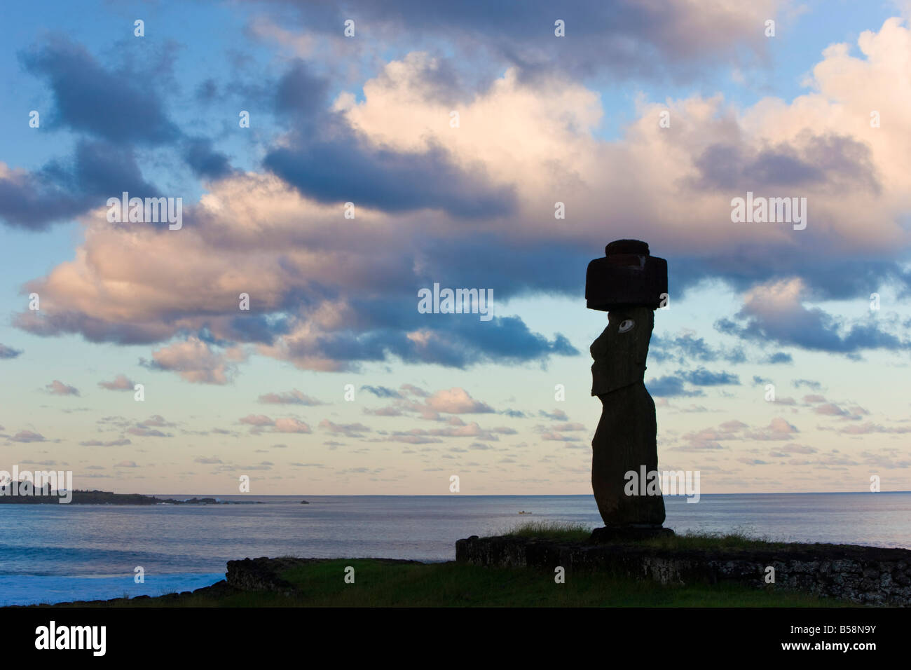 Moai statue Ahu Ko Te Riku, the only topknotted and eyeballed Moai on the Island, Rapa Nui (Easter Island), Chile, South America Stock Photo