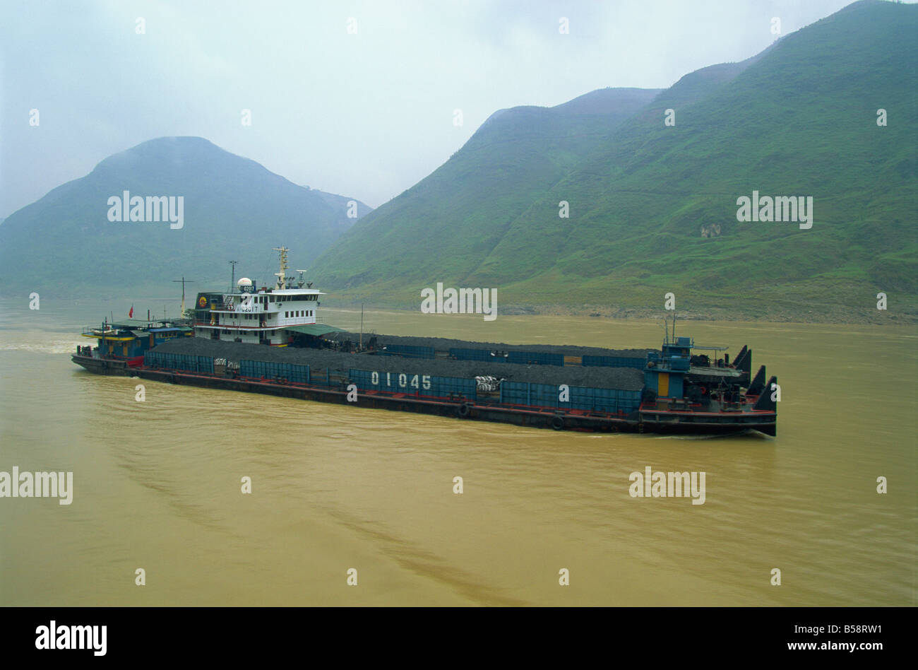 Coal barge on the scenic Three Gorges section of the Yangzi River between Wanxian and Yichang, China Stock Photo