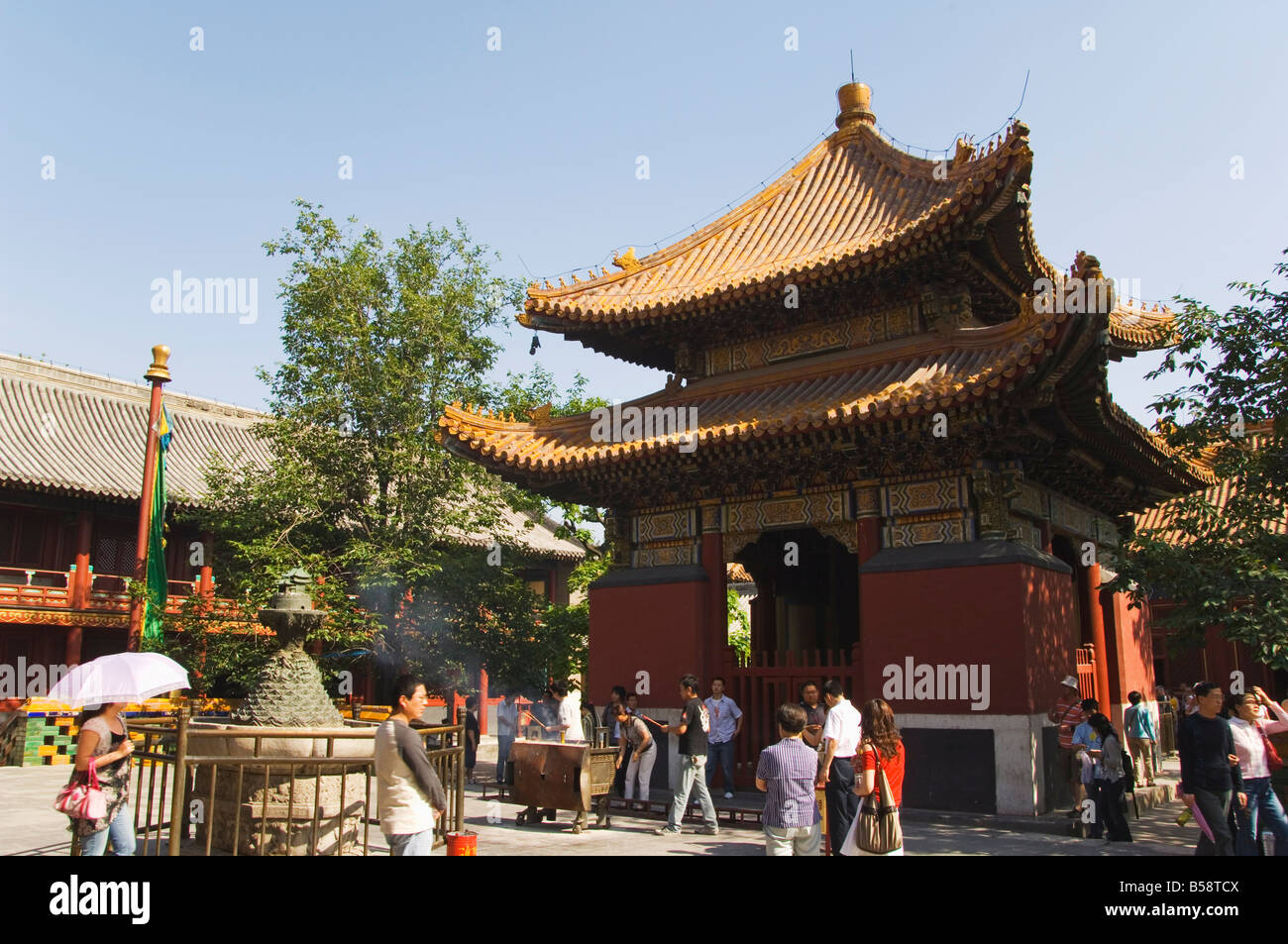 Yonghe gong buddhist temple hi-res stock photography and images - Alamy