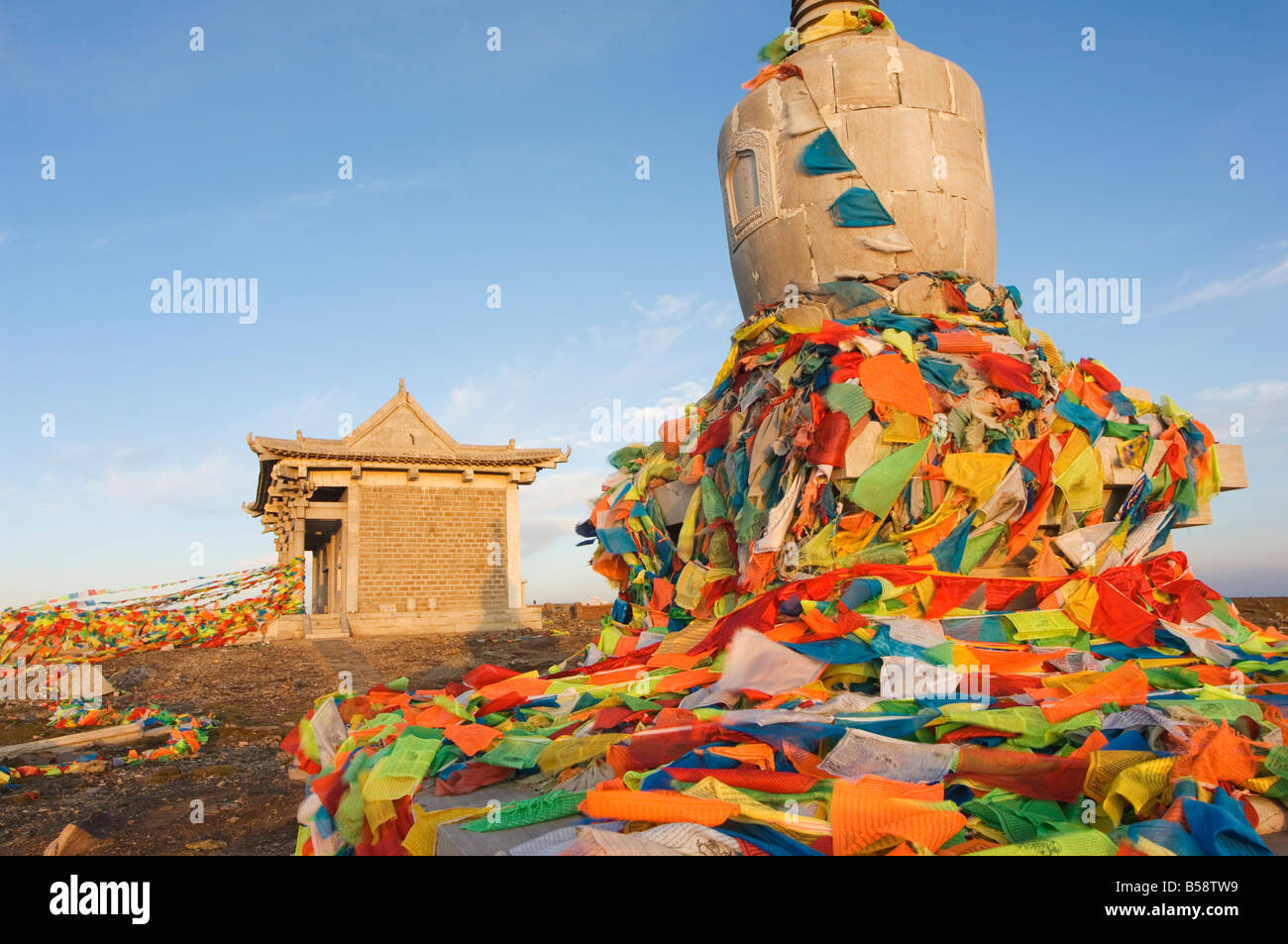 Monastery stupa and prayer flags on Yedou Peak, Shanxi province, China Stock Photo