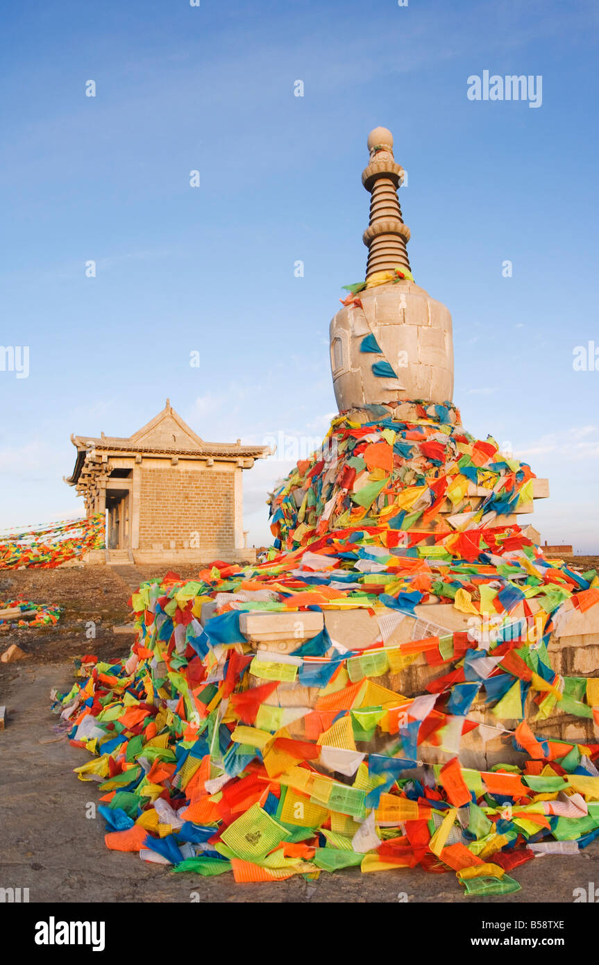 Monastery stupa and prayer flags on Yedou Peak, Shanxi province, China Stock Photo