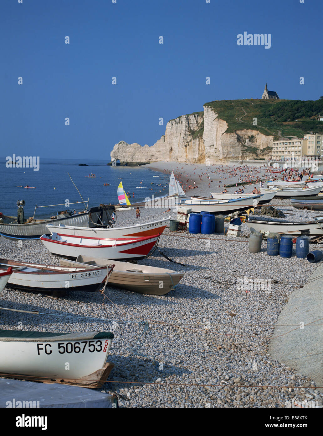 Boats on beach etretat normandy hi-res stock photography and images - Alamy