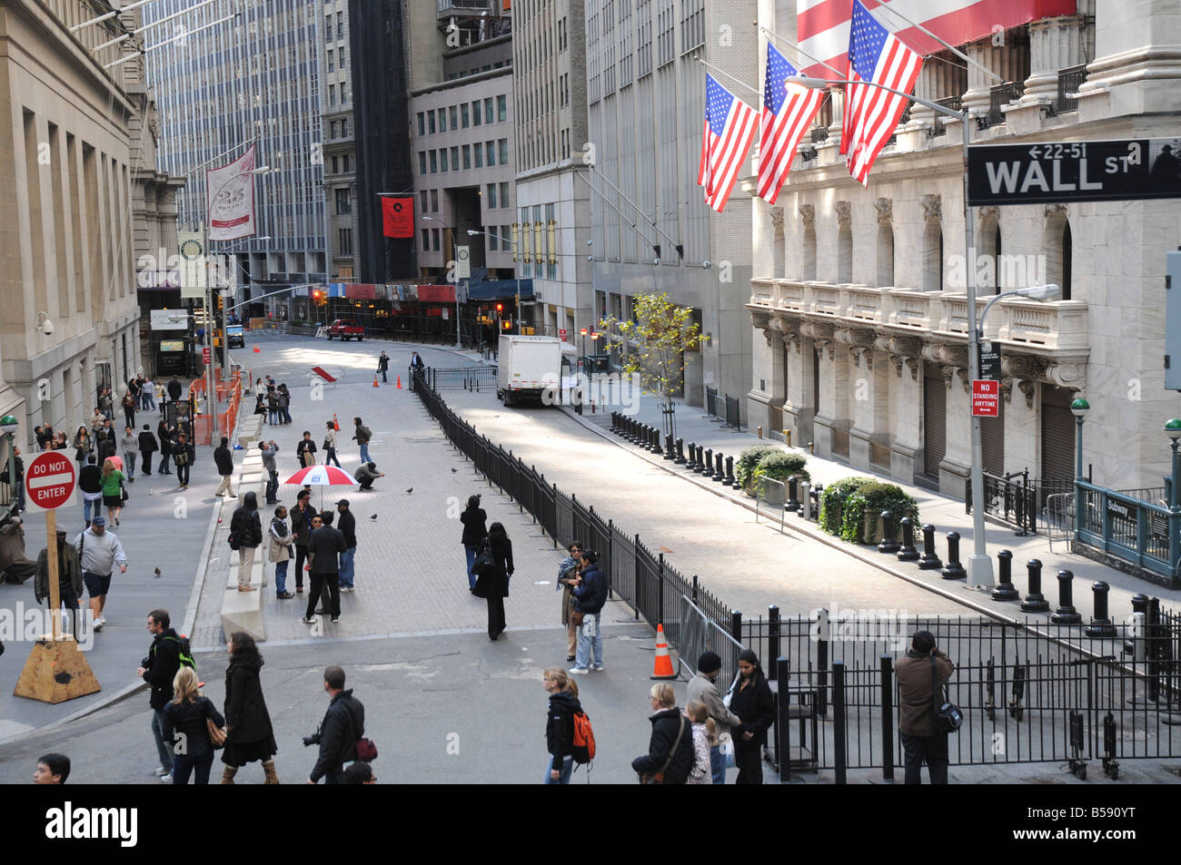 people milling about the street in front of the 'new york stock exchange' building nyc Stock Photo