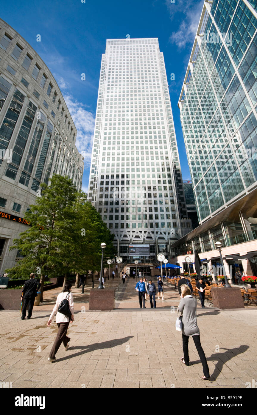 London docklands one canada square hi-res stock photography and images ...