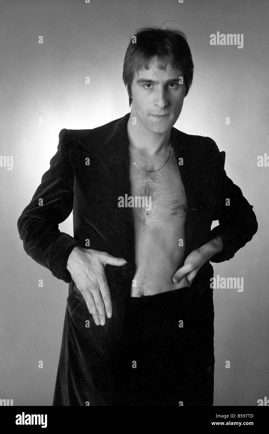 Steve Harley lead singer with the band Cockney Rebel March 1975 75
