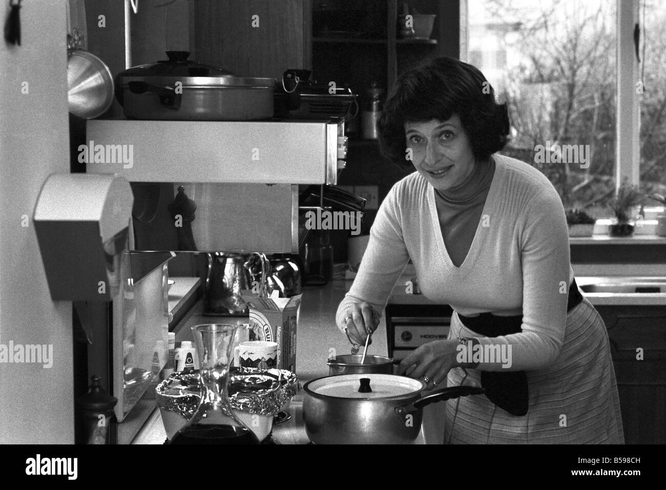 Sonia Allison Daily Mirror cook preparing meal for invited group of celebrities including Egan Ronay world renown food critic Stock Photo
