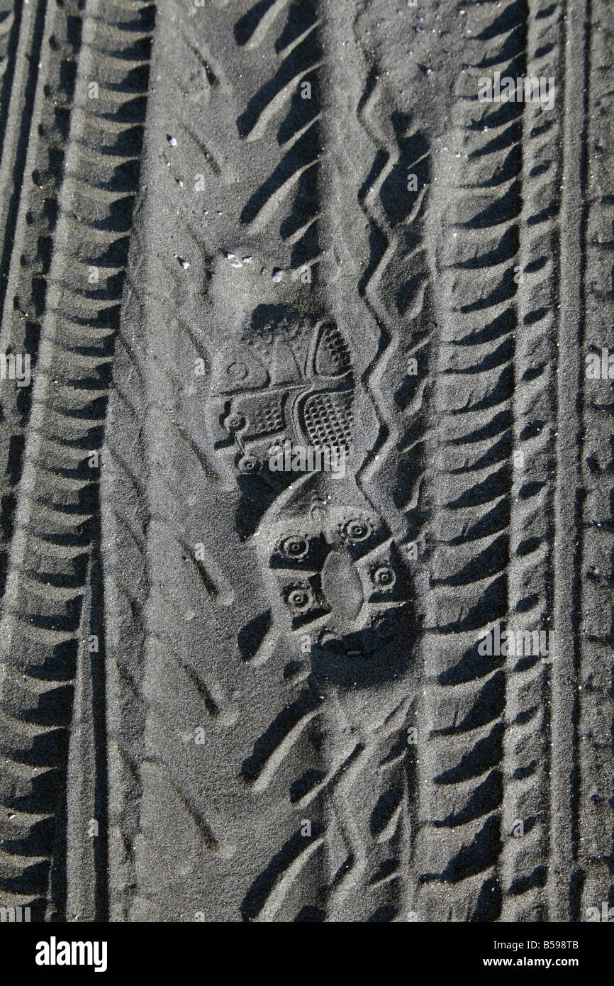 one footprint cars tyre tracks crossing in sand Stock Photo Alamy